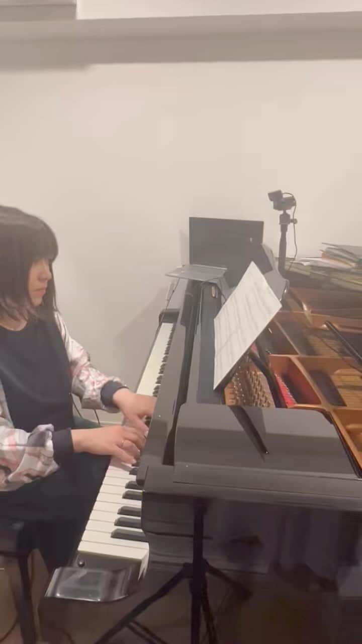 鈴華ゆう子のインスタグラム：「#坂本龍一 さんのご冥福を心よりお祈りいたします。 素晴らしい作品をこの世に残してくださりありがとうございます。 これからも私たち音楽家が大切に演奏させていただきます。 永遠に語り継がれてゆく音楽です。 急遽スマホで撮影しているので、音は悪いですがご容赦ください。 #鈴華ゆう子」