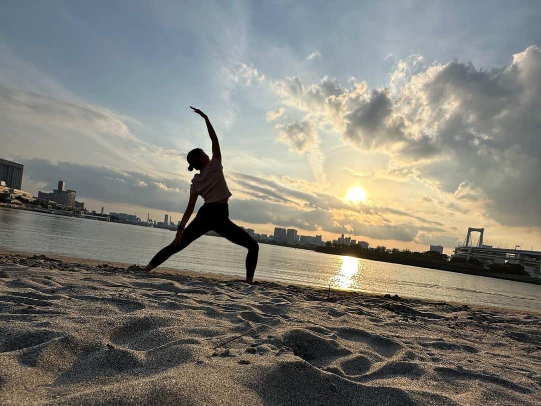 宮坂楓さんのインスタグラム写真 - (宮坂楓Instagram)「. 先日お台場でビーチヨガしてきたよ🧘‍♀️ 練習がオフの日はよくホットヨガに行くんだけど、この日はヨガインストラクターの友達とビーチヨガしてきた☺️ 砂浜はポーズが取りやすいし 外の空気を吸いながらのヨガはとても気持ちいいし 太陽を見ながらするヨガは最高でした🫶 すごくすごくいいリラックス時間でしたぁ❤️ 定期的にやりたいな😋 #ヨガ#ビーチヨガ#ホットヨガ#パークヨガ #お台場#アスリート#トレーニング#陸上#三段跳#継続は力なり#スポーツ#スポーツ女子 #スポーツコーデ #NIKE#ナイキ#triplejump #athlete」4月3日 22時24分 - kaede_official_