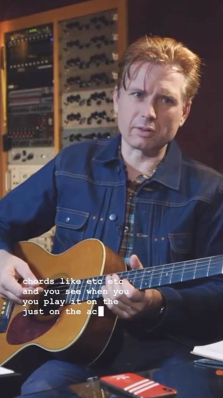 フランツ・フェルディナンドのインスタグラム：「Alex discussing creating unique arrangements in songwriting.  #BehindTheSong」
