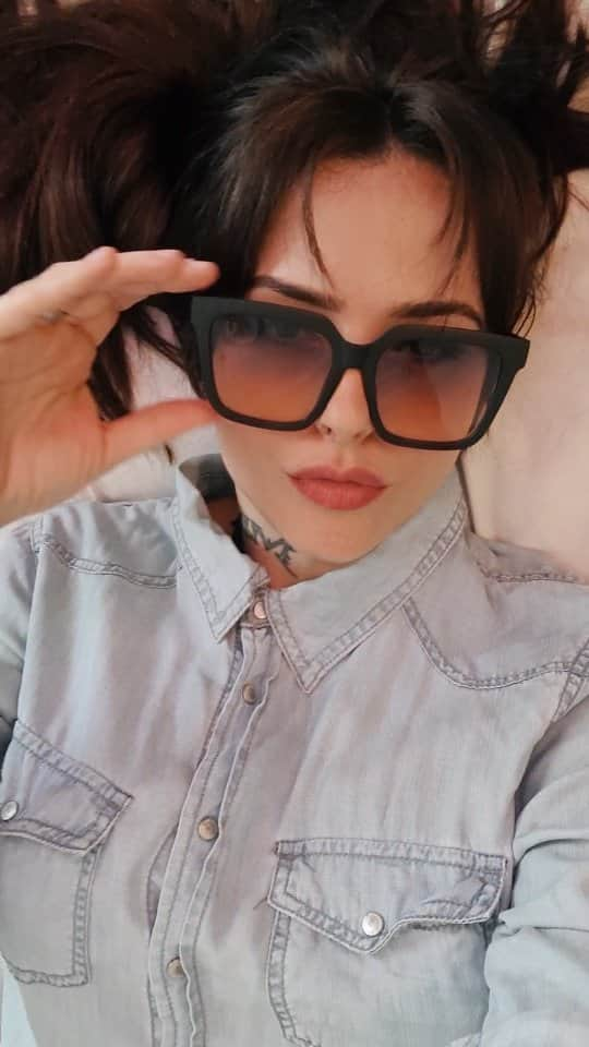 Anna Vargasのインスタグラム：「Compre 1 Leve 2 ✌️😎 @urban.police . #daisyjonesandthesix #eyewear #anos70 #70s #oculosdesol #jeans #hippie #boho」