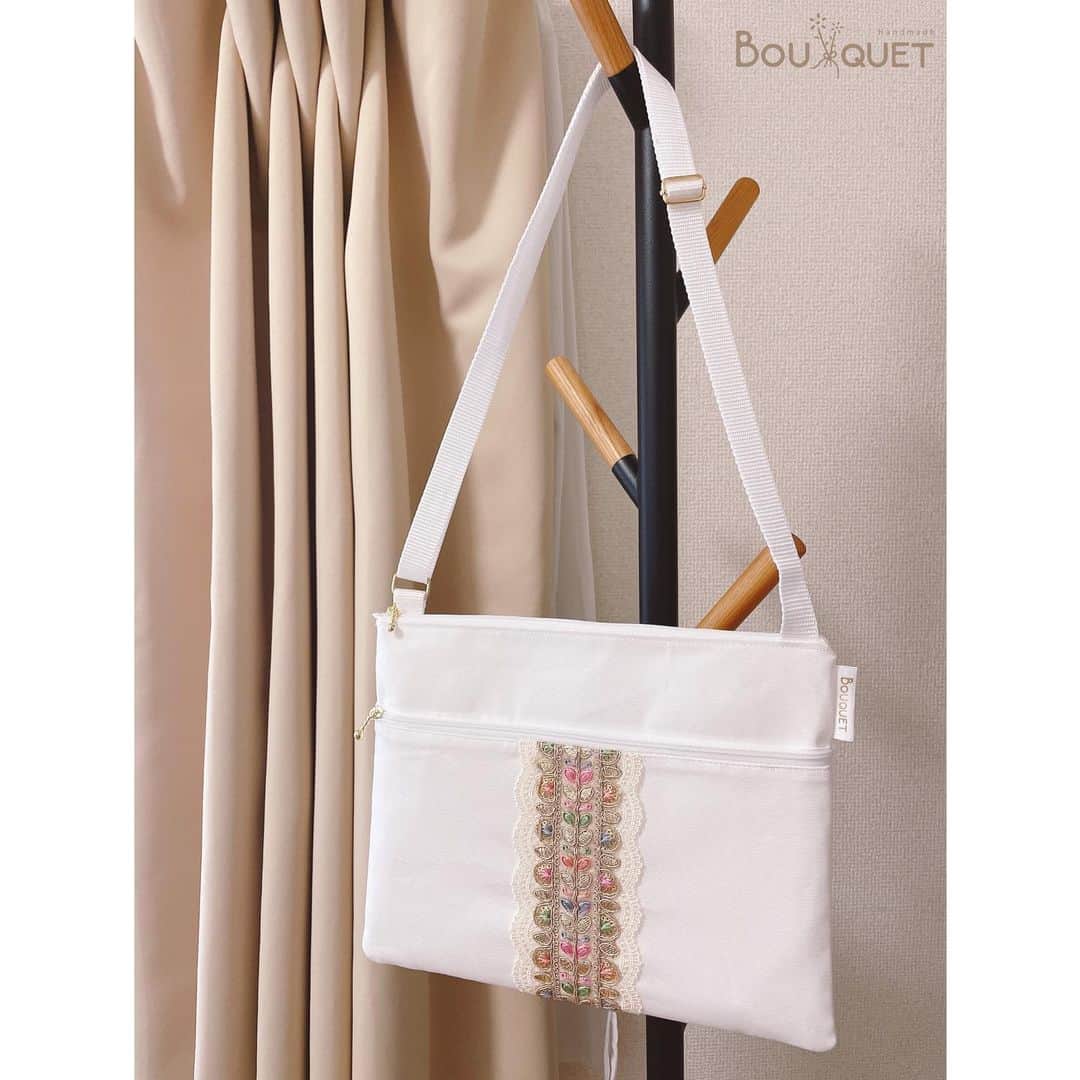 ゆずきのインスタグラム：「【🚩新商品のお知らせ】  2023/04/05 21:00より 【BOUQUET】シリーズから インド刺繍リボンを用いたサコッシュを販売します！ （LIVE.Miuexサコッシュと同時発売です！）  ⚠インド刺繍リボンは職人さんが手作りしているもののため、多少ばらつきやほつれがございます。予めご了承ください。  【価格】 5,500円（送料込み）  【サイズ】 縦：約22cm  横：約28ｃｍ  マチ：なし 紐:約60cm〜120cm ※おおよその数字です。  【生地】 表地：綿100％  裏地：綿100％ 紐:ポリプロピレン100%  4月5日21時より発売です。 ⚠受注生産ではございません！売り切れ次第終了となります。 入金が確認でき次第発送作業に入らせていただきます。  4/4 21:00〜インスタライブにて紹介しますので遊びにきてください🥳  よろしくお願いいたします🎉  🏠ATELIER LIVING ART  https://sukisushi.booth.pm/」