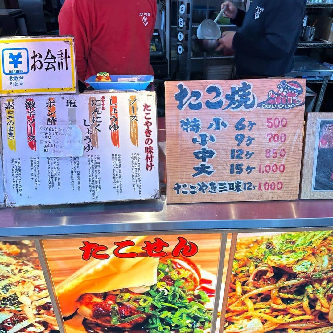 出口結菜さんのインスタグラム写真 - (出口結菜Instagram)「【大阪・難波】粉のだしからこだわる、、 何もかもこだわり抜いた、大阪のたこ焼き🐙 ⁡ 人気メニューは“にんにく醤油”それにネギ大盛り！ ⁡ ⁡ マヨネーズも手作り、、 ネギの食感にもこだわる、、 何もかもにこだわりまくり🫶🏻🫶🏻 ⁡ ⁡ 他のんーーまいお店は▶︎ @yui_laby0622  ⁡ ⁡ 📍 たこやき座 🚉難波駅から🚶‍♀️5分 ⏰《平日》10時〜24時.《土日祝》9時〜24時 🧎‍♀️無休 🗾 大阪府大阪市中央区難波千日前12-2  💟カード・電子マネー🙅‍♀️ 🌟予約可 👨‍👩‍👦‍👦100席（2.3階あり！！） 💸500円〜 ⁡ ◆たこ焼き　小（9個700円） にんにく醤油も手作りで『ベトナム、中国、韓国、日本』の醤油をブレンドして作ってるみたい！！ ⁡ 醤油につけてるにんにくってマジでんーまい、🧄 ⁡ なんで言うんやろ、 良い意味でにんにく食べてる感なくてバクバク食べれる！！  底に引いたマヨと追いマヨでヤミツキになる味が完成。 ⁡ ◆MIX玉（980円） 豚、エビ、イカが詰まった贅沢MIX玉！！ ⁡ 1個1個の具材がデカく新鮮でんーーまい！！ ⁡ ⁡ ⁡ #難波 #たこやき座 #たこやき #難波たこ焼き #大阪たこ焼き #粉もん #大阪名物 #たこ焼き #お好み焼き #takoyaki #食べ歩き #食べ歩きグルメ  #大阪ランチ #ランチ #難波グルメ #難波ランチ #にんにく #にんにくたっぷり #にんにく醤油  #food #osaka #namba #NMB48 #NMB48劇場 #出口結菜  #グルメ #グルメ情報 #ラビグルメ #グルメアイドル  #fyp」4月3日 22時29分 - yui_laby0622