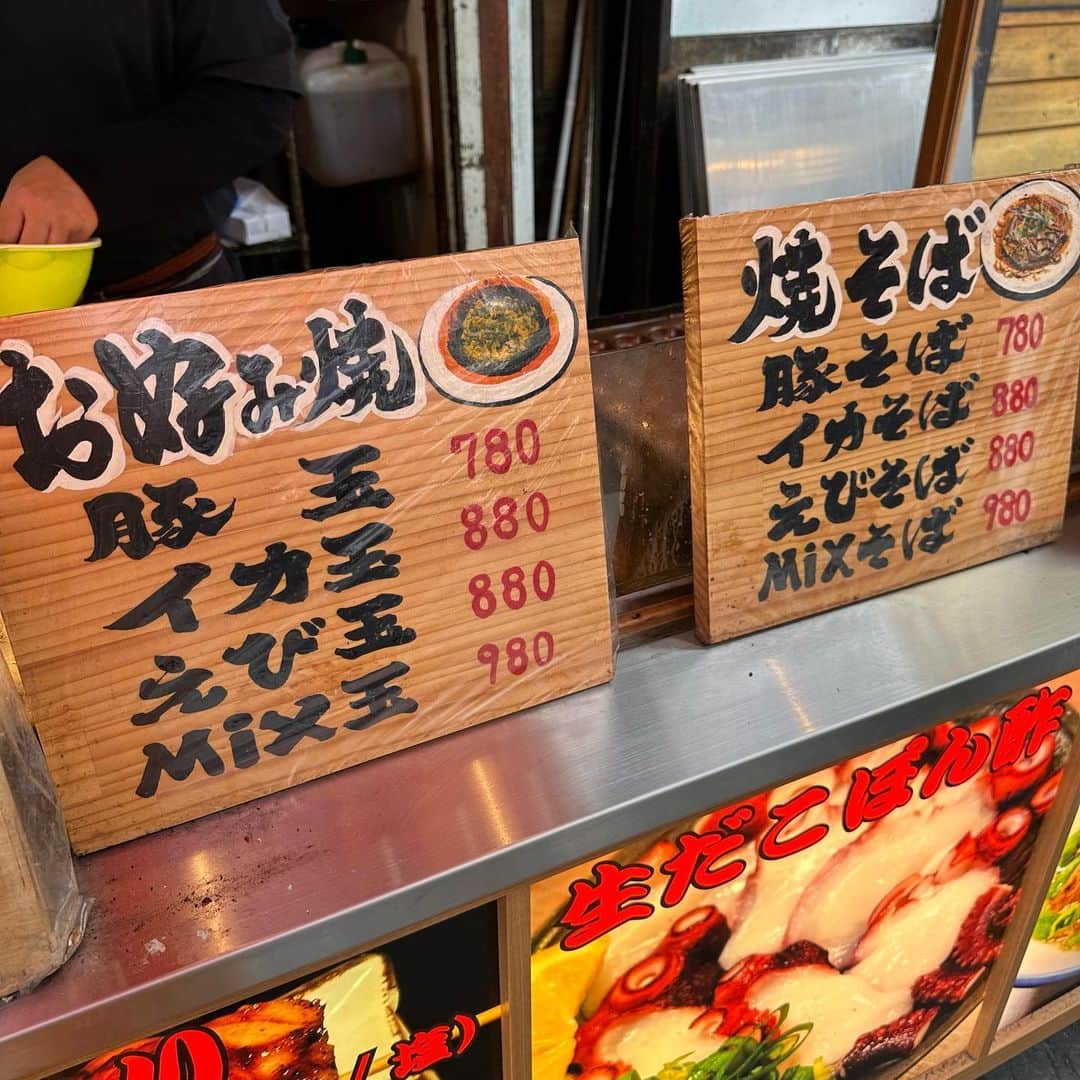 出口結菜さんのインスタグラム写真 - (出口結菜Instagram)「【大阪・難波】粉のだしからこだわる、、 何もかもこだわり抜いた、大阪のたこ焼き🐙 ⁡ 人気メニューは“にんにく醤油”それにネギ大盛り！ ⁡ ⁡ マヨネーズも手作り、、 ネギの食感にもこだわる、、 何もかもにこだわりまくり🫶🏻🫶🏻 ⁡ ⁡ 他のんーーまいお店は▶︎ @yui_laby0622  ⁡ ⁡ 📍 たこやき座 🚉難波駅から🚶‍♀️5分 ⏰《平日》10時〜24時.《土日祝》9時〜24時 🧎‍♀️無休 🗾 大阪府大阪市中央区難波千日前12-2  💟カード・電子マネー🙅‍♀️ 🌟予約可 👨‍👩‍👦‍👦100席（2.3階あり！！） 💸500円〜 ⁡ ◆たこ焼き　小（9個700円） にんにく醤油も手作りで『ベトナム、中国、韓国、日本』の醤油をブレンドして作ってるみたい！！ ⁡ 醤油につけてるにんにくってマジでんーまい、🧄 ⁡ なんで言うんやろ、 良い意味でにんにく食べてる感なくてバクバク食べれる！！  底に引いたマヨと追いマヨでヤミツキになる味が完成。 ⁡ ◆MIX玉（980円） 豚、エビ、イカが詰まった贅沢MIX玉！！ ⁡ 1個1個の具材がデカく新鮮でんーーまい！！ ⁡ ⁡ ⁡ #難波 #たこやき座 #たこやき #難波たこ焼き #大阪たこ焼き #粉もん #大阪名物 #たこ焼き #お好み焼き #takoyaki #食べ歩き #食べ歩きグルメ  #大阪ランチ #ランチ #難波グルメ #難波ランチ #にんにく #にんにくたっぷり #にんにく醤油  #food #osaka #namba #NMB48 #NMB48劇場 #出口結菜  #グルメ #グルメ情報 #ラビグルメ #グルメアイドル  #fyp」4月3日 22時29分 - yui_laby0622