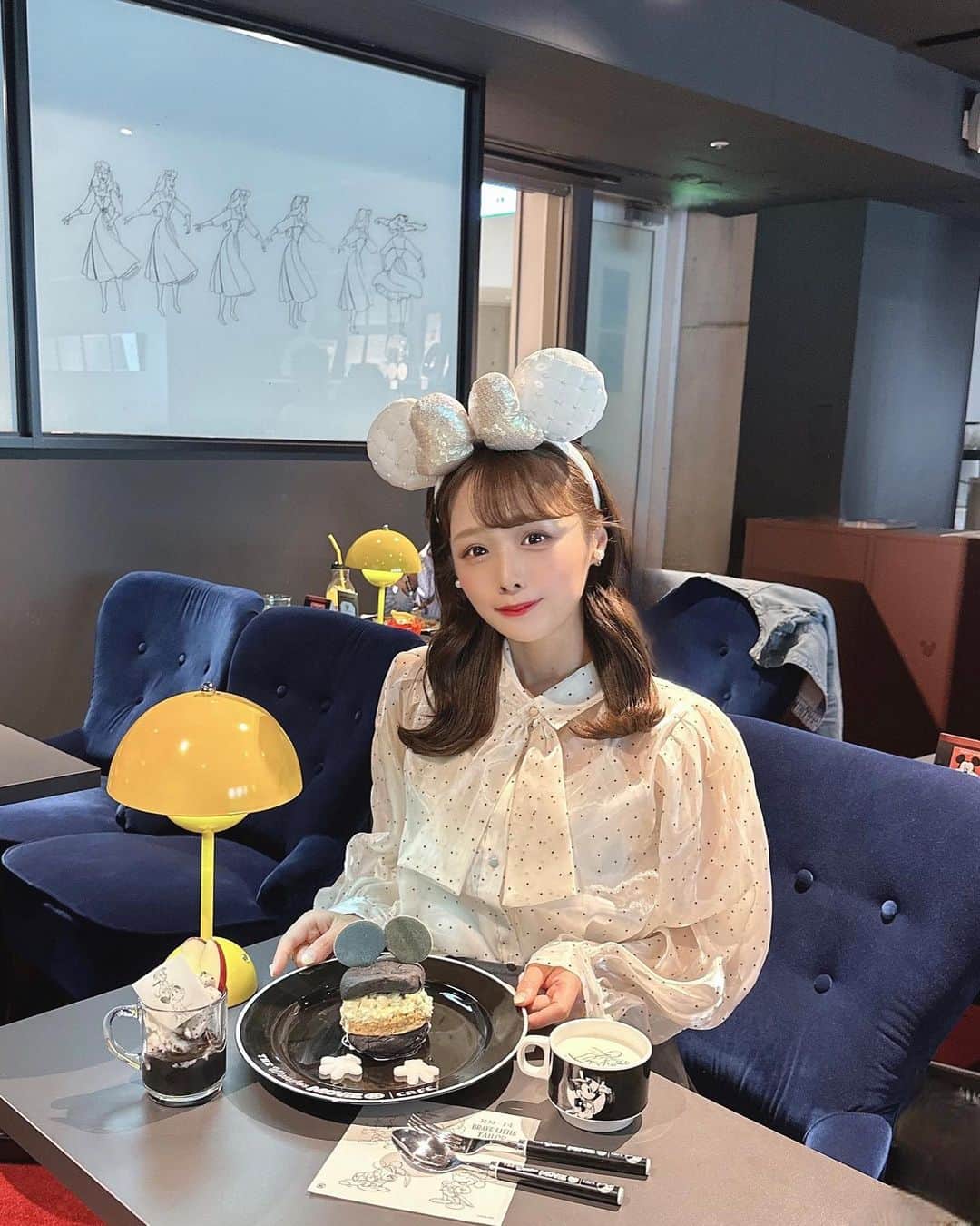 のインスタグラム：「. . 表参道ヒルズにオープンした The Wonder Movie CAFEへ🐭🎞 . . . 店内は映画館をテーマにしていて スクリーンに映るディズニーの映像を 観ながら食事ができるよ🍽🤍 第1期はモノクロがテーマになってて フードもとっても可愛かった✒️ . . . 可愛すぎて2期も3期も今から楽しみ🥹 予約必須なので気をつけてね✨✨ . . . 👗ブラウス　@grl_official . 👗スカート　@grl_official . 🩰シューズ　@esperanza_official . . . . #ディズニーコーデ #ディズニーフード #ディズニーカチューシャ #表参道カフェ #表参道ヒルズ #ディズニー100周年 #grl #グレイル #esperanza #エスペランサ」