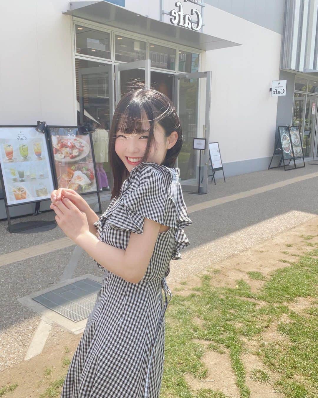 花咲ひよりのインスタグラム：「•  　　 　　 半袖はまだ少し早かったです、 　　 　　 　　  　　  　　 　  #アイドル #アイドル衣装 #アイドル前髪 #アイドルヘア #アイドルメイク #黒髪 #黒髪ボブ #黒髪ミディアム #黒髪女子 #ぼぶ#ボブ #ボブアレンジ  #ワンピース #春服 #ギンガム #フリル #willselection #カフェ #名古屋」