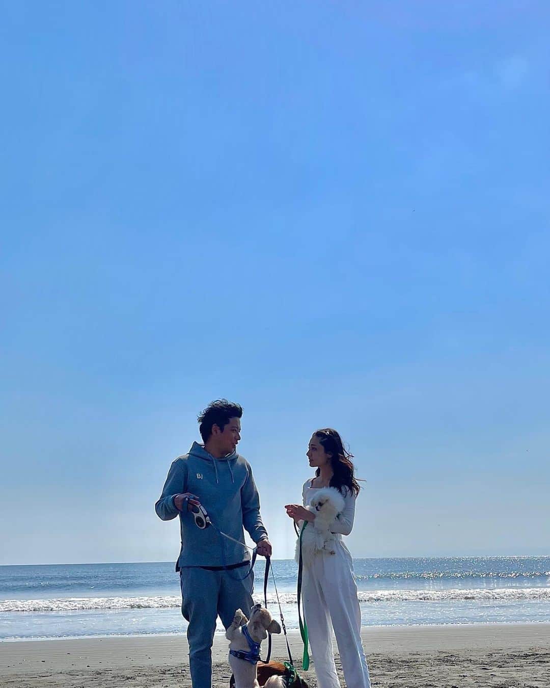 佐藤祐基さんのインスタグラム写真 - (佐藤祐基Instagram)「#結婚記念日 早いもんで4年目突入。 家族みんなで海へ。 うちの子達は初体験で嬉しそうにはしゃいでました。  ハッピー。」4月3日 22時35分 - sa_too222