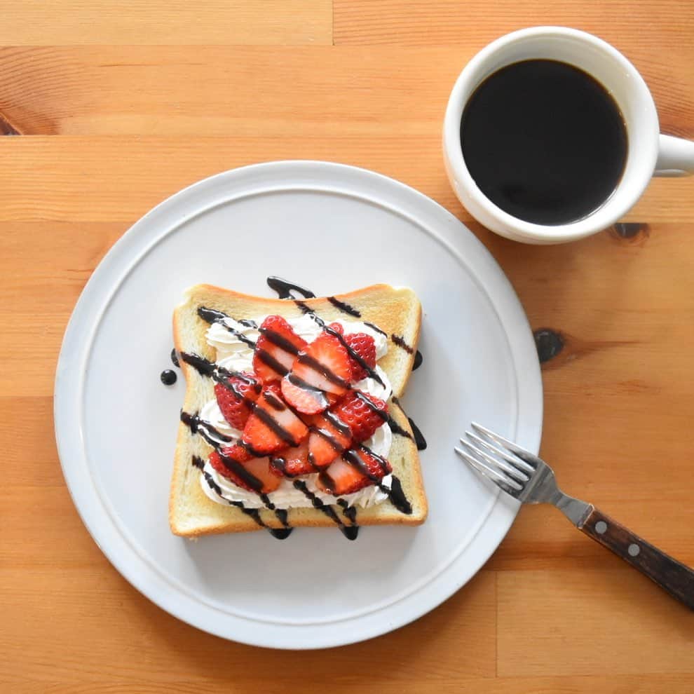 山崎佳のインスタグラム：「Today’s breakfast. 子どもがパンケーキに使ったホイップクリームが残っていたので。」