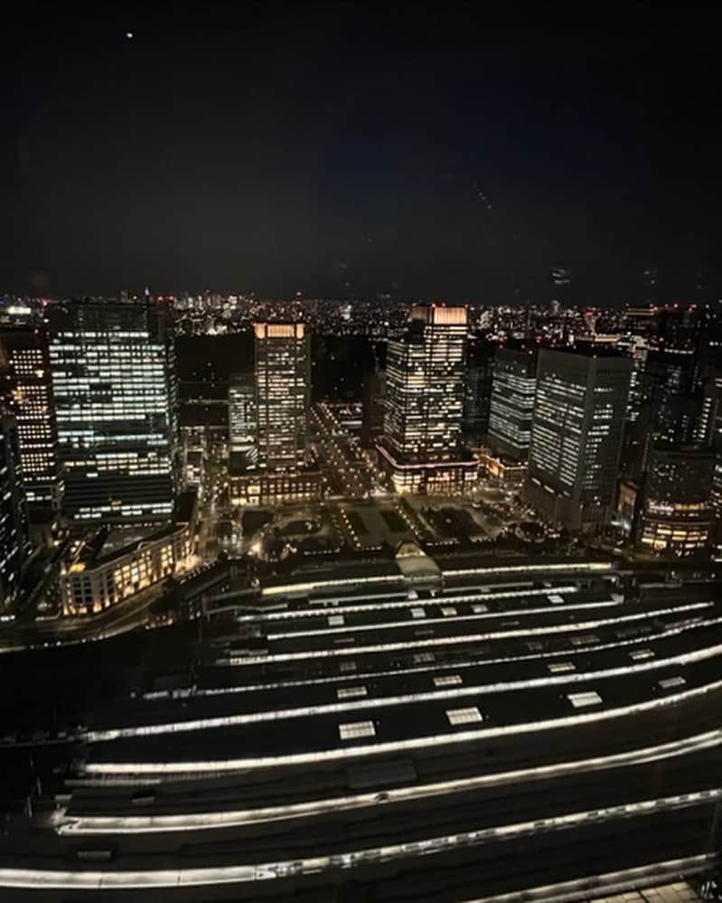 eclat.magazineさんのインスタグラム写真 - (eclat.magazineInstagram)「明日オープンの「ブルガリ ホテル 東京」のオープニングイベントへ、ウェブエクラ編集長シオヤと行ってきました。 ⁡ 暖炉の炎がリラクシーに出迎えるラウンジも素敵だし、「イル・リストランテ ニコ・ロミート」では美味しいイタリアンとともに東京駅の夜景を眺められるなんて。これからの季節、テラス席も狙い目ですね。鉄子としてもテンションが高まりました！ ⁡ この40階にはチョコレート＆ペストリーの「ブルガリ ドルチ」、そして「SUSHI HOSEKI」も！　樹齢180年の檜を用いたというカウンター（しかも8席のみ！）、ここでおまかせのお鮨をいつか食べてみたいものです。 ⁡ 45階の「ブルガリ バー』も居心地抜群。シグニチャー「ブルガリ・カクテル」をいただきながら、いつまでもおしゃべりしていたい空間です。シュークリームやカンノーロ、ティラミスも美味しすぎて、いつもよりお酒が進んでしまいました。 ⁡ インテリアにも刺激を受けますが、開放的なテラスのライトアップもまた美しい。観劇後に語りたい夜、これからはここを目指すことが増えそうです❤️（本誌編集長K藤） ⁡ #ブルガリホテル東京 #bulgarihoteltokyo #bulgarihotels #BVLGARI #雑誌エクラ #エクラ #eclatmagazinejp」4月3日 22時37分 - eclat.magazine