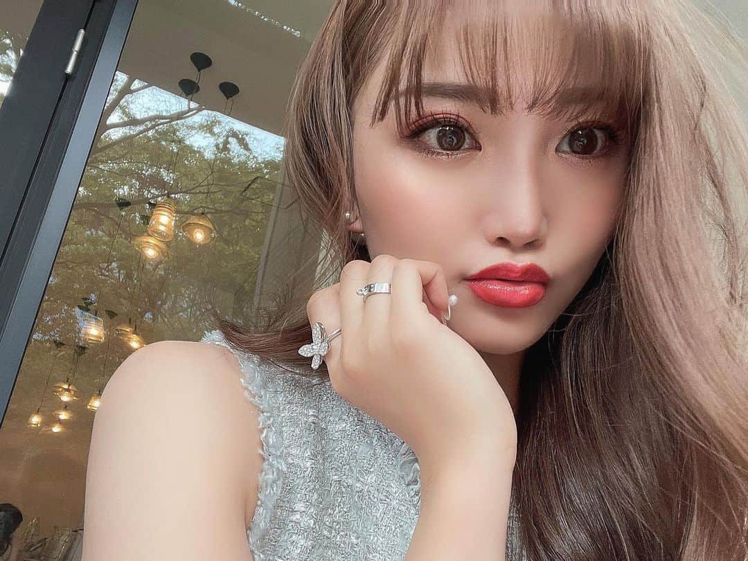 NIJIKOのインスタグラム：「👁💕 ⁡ ３年ぶり？のまつエク❤︎ ⁡ 急な思いつきで りなさんにわがままをお願いし‥ 3.40分でちゃちゃっと付けてくれました🫶🏻 ⁡ 自然なふさふさ感がお気に入り！ まつ毛パーマも別格に上手いけど まつエクもお上手すぎて👏💗  thx... @rinalash2018  ⁡ たまにはいつもと違う自分もテンション上がって良き。  #珍しく横向きカメラです。」