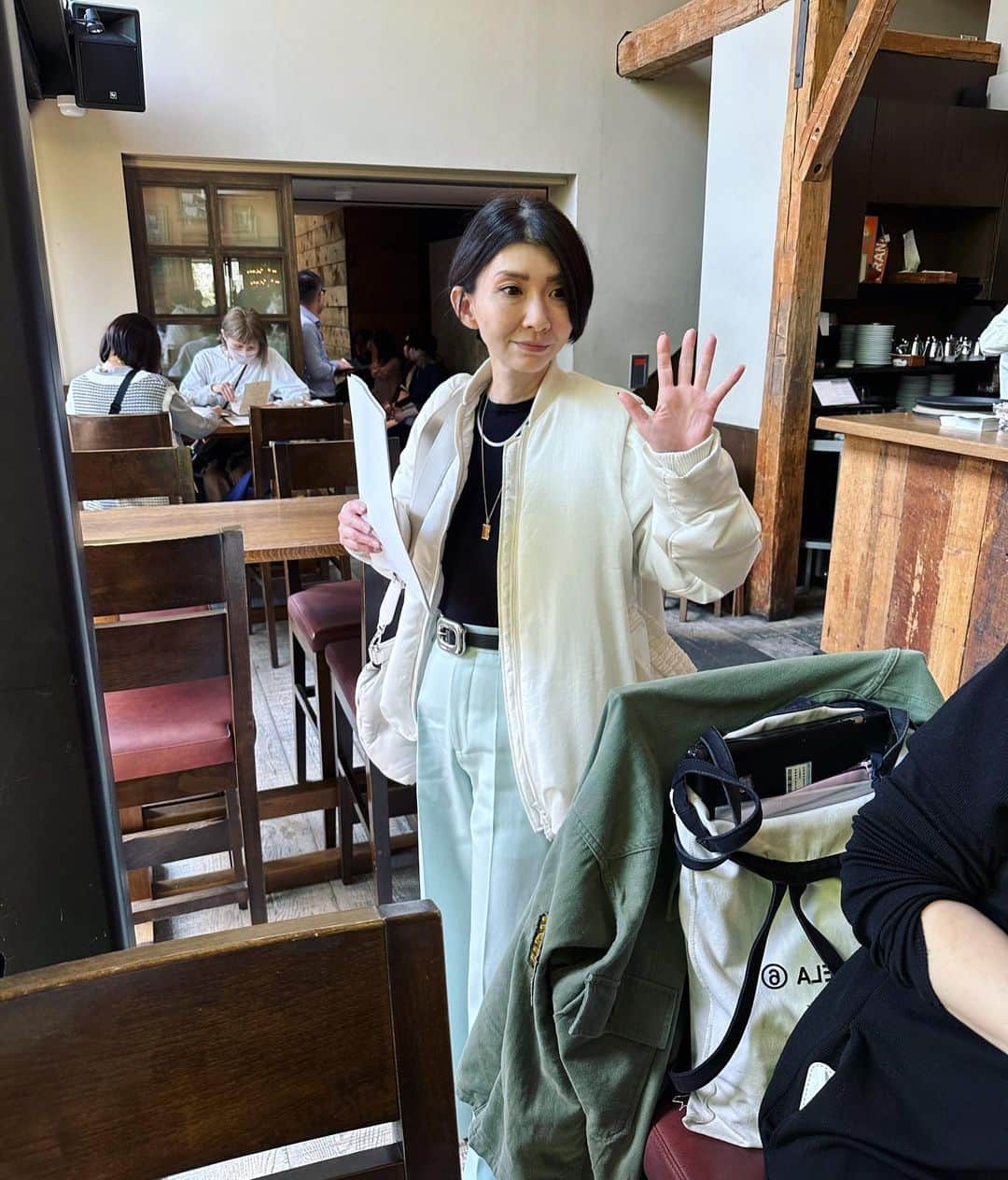 風間ゆみえのインスタグラム：「ランチミーティングしていたところに現れたおけい先生のおしゃれスナップ‼︎ @1030kei」