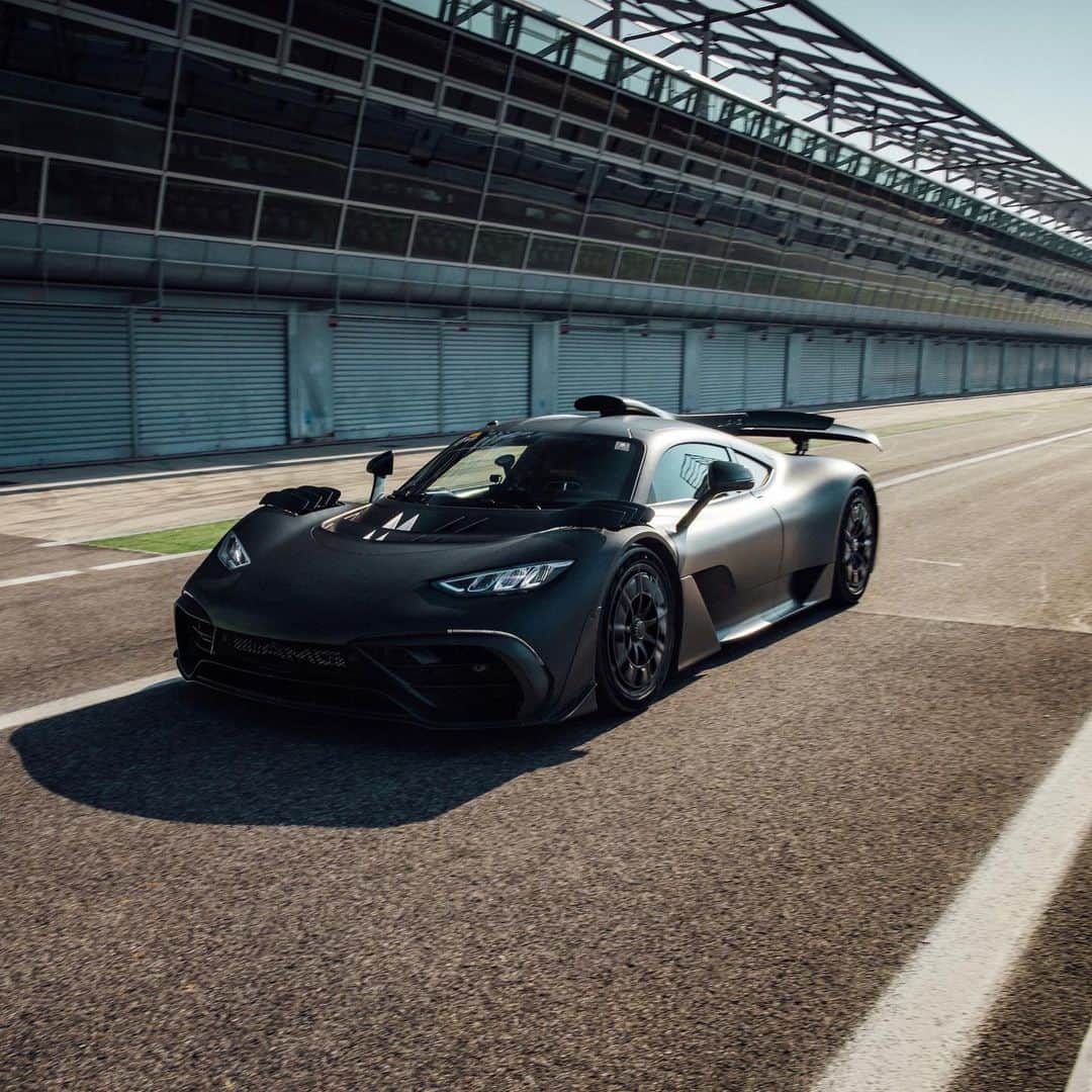 Mercedes AMGのインスタグラム：「Sightings from an iconic day on the Monza race tracks. Driven by @maroengel and supported by the team, the #ONEandOnly set the new record for street legal vehicles with 1:43,902 minutes. Congratulations!  #MercedesAMG #AMG #AMGONE #EPERFORMANCE #AMGThrill #AMGRespect  [Mercedes-AMG ONE | WLTP: Kraftstoffverbrauch gewichtet, kombiniert: 9,9 l/100 km | CO₂-Emissionen gewichtet, kombiniert: 223,4 g/km | Stromverbrauch gewichtet, kombiniert: 49,8 kWh/100 km | amg4.me/DAT-Leitfaden]」