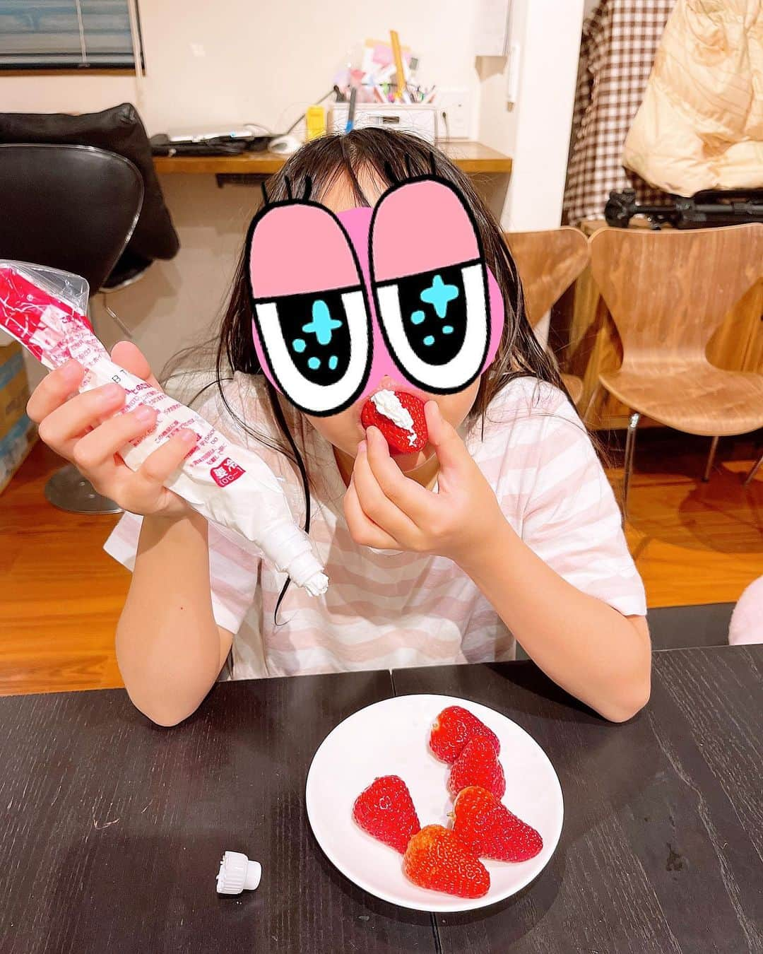 みきママさんのインスタグラム写真 - (みきママInstagram)「【ランチはパッタイ野菜炒めです！！】  もうすぐ、私、大学2年生が始まるので、1年生の復習しないと💦大学のお友達とランチ勉強です✊  パッタイの味付けが大好きでね、ランチはパッタイ野菜炒め＋わかめサラダ＋プルーンときなこのヨーグルトにしよう❗️みきママはダイエット中だから白米を抜くね。  すると、19歳のお友達「私も白米やめておきます」ってさ。若いんだから何食べたって太らないよ❓  パッタイの味付けは、鶏がらスープの素＋ナンプラー＋醤油＋砂糖で激うまです✨YouTubeで作り方公開してます👍㊗️  杏ちゃんももうすぐ小学3年生です✨春休み、楽しもう🌸🌸🌸  #みきママ　#パッタイ　#復習　#大学2年生　#野菜炒め　#糖質制限 #ランチ　#ダイエット」4月3日 22時42分 - mikimama_official