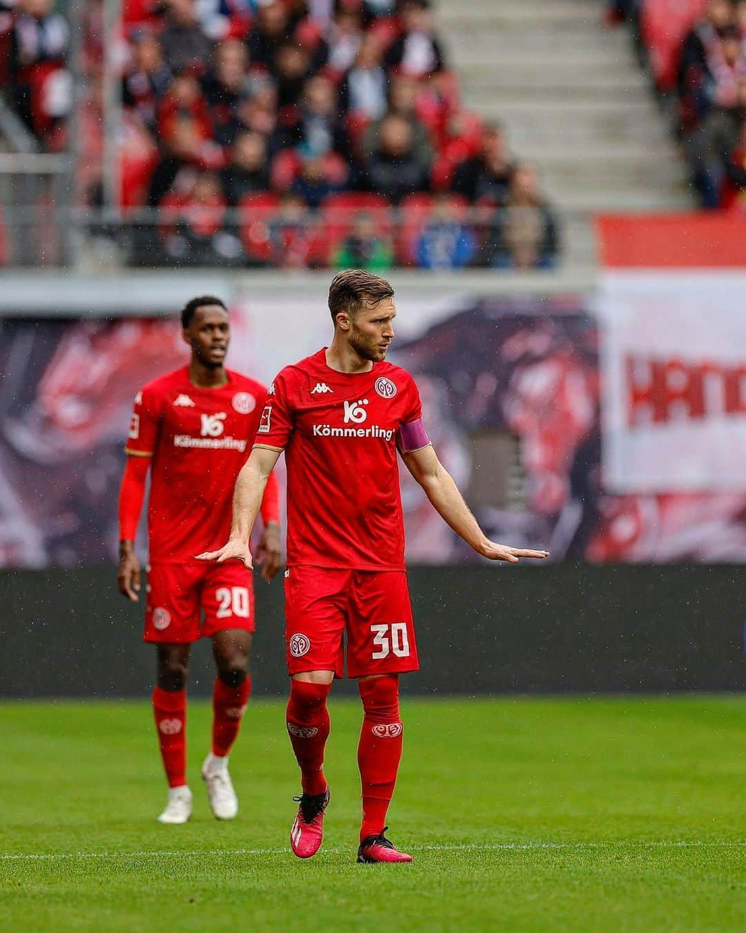 シルヴァン・ヴィドマーのインスタグラム：「Keep calm, dear @1fsvmainz05 fans. Everything is under control 😉 How much did you enjoy Saturday afternoon? #m05 #sile #win #keepgoing」