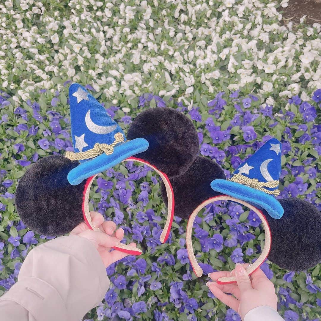 SHIHORINさんのインスタグラム写真 - (SHIHORINInstagram)「𓂃 𓈒 𓂂𓏸   ˗ˏˋ 𝐌𝐢𝐜𝐤𝐞𝐲 ˎˊ˗ 🐭🪄💫 弟子くんカチューシャ  買ってたのにずっと使えないまま眠ってた😵‍💫 ぱるたんも持ってたから一緒につけましたん🫶🏻🤍  #shihorin__disney #disney #disneyland #tokyodisneyland #tokyodisneyresort #tdl #tdr #mickeymouse #東京ディズニーランド #東京ディズニーリゾート #ディズニーコーデ #ディズニーカチューシャ #ミッキー #ミッキーマウス #弟子カチューシャ」4月3日 22時44分 - shihoriiin49