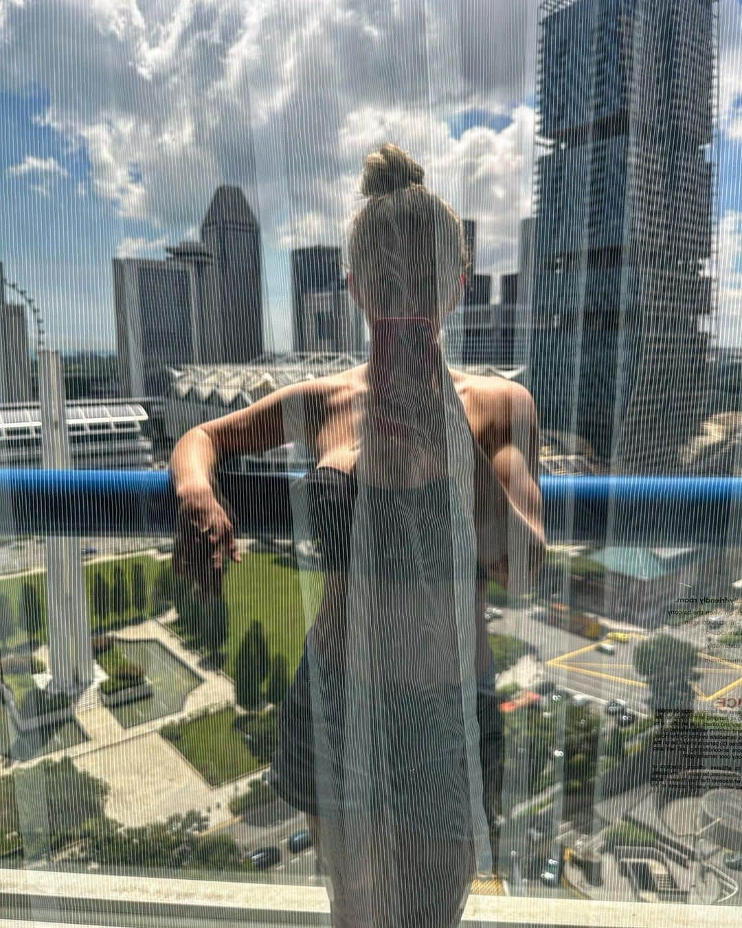 シャウナ・コックジーのインスタグラム：「Singapore photo dump. One week in the city for the @ifsclimbing General Assembly.  1. Getting 5 mins of sun on the balcony  2. Frankie making herself at home at @lighthouse.climbing  3. Night view of the city from the balcony 4. @graciemartinclimber in full tourist mode 5. Me and baba in tourist mode 6. Speaking at the @the.true.athlete.project workshop 7. Frankie’s first time at an aquarium 🥹 8. This cake is insane! Thank you @chalkandcrank 👌 9. GA day  10. Tired mama, tired baba and the wonderful @graciemartinclimber off to the welcome dinner at the GA」