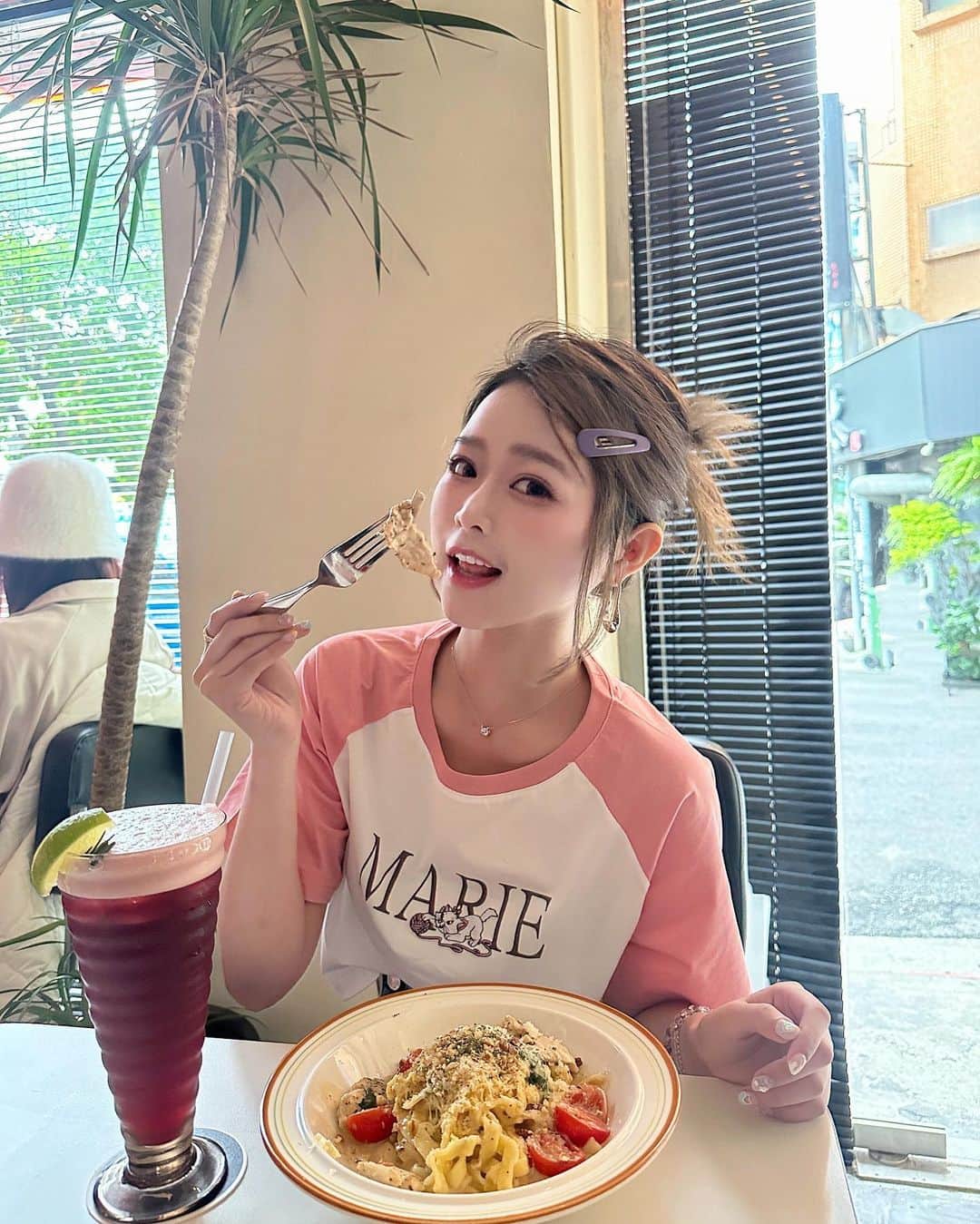 徐薇涵（Wei Han Xu）のインスタグラム：「開一陣子的ppm終於來吃啦🖤 不吃澱粉的我 偷吃人家義大利麵的肉 🤣 炸雞🍗好好吃～ 每個座位都可拍📷 👚🐱瑪麗貓衣服 @caco_tw  👟 @sannn_q」