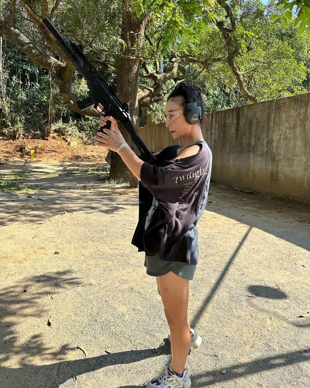 橋本真依のインスタグラム：「・ 🔫🔫🔫🔫🔫 ⁡ ⁡ まだまだフィリピン日記🇵🇭 セブ島編が終わり、また本島に戻ってきました✨ ⁡ 警察の方がライフルの使い方を教えてくれて バンバン🔫💥初体験💓💓 ⁡ 実弾で火薬もしっかり入っていて (グアムとかの体験だと火薬の量は半分らしい) 改めて銃の難しさ、迫力が自分の身体を通じて 感じられました。 ⁡ ドラマで見た片手かっこよくパーン⚡️なんて 絶対できない。 そんな格好つけたら肩ごと外れちゃうよ😭笑 ⁡ 初めてなのにしっかり命中できて(動画は3枚目) 警察の先生ものすごく驚いてくれてました😂 ⁡ 📍 9ERS INFINITY FIRING RANGE W6GJ+Q5J, Subic, Zambales, フィリピン  ⁡ ⁡ ⁡ ⁡ ⁡ ⁡ #女子力ねーさん #フィリピン #スービック #Philippine #旅行記 #拳銃 #ライフル #初体験」