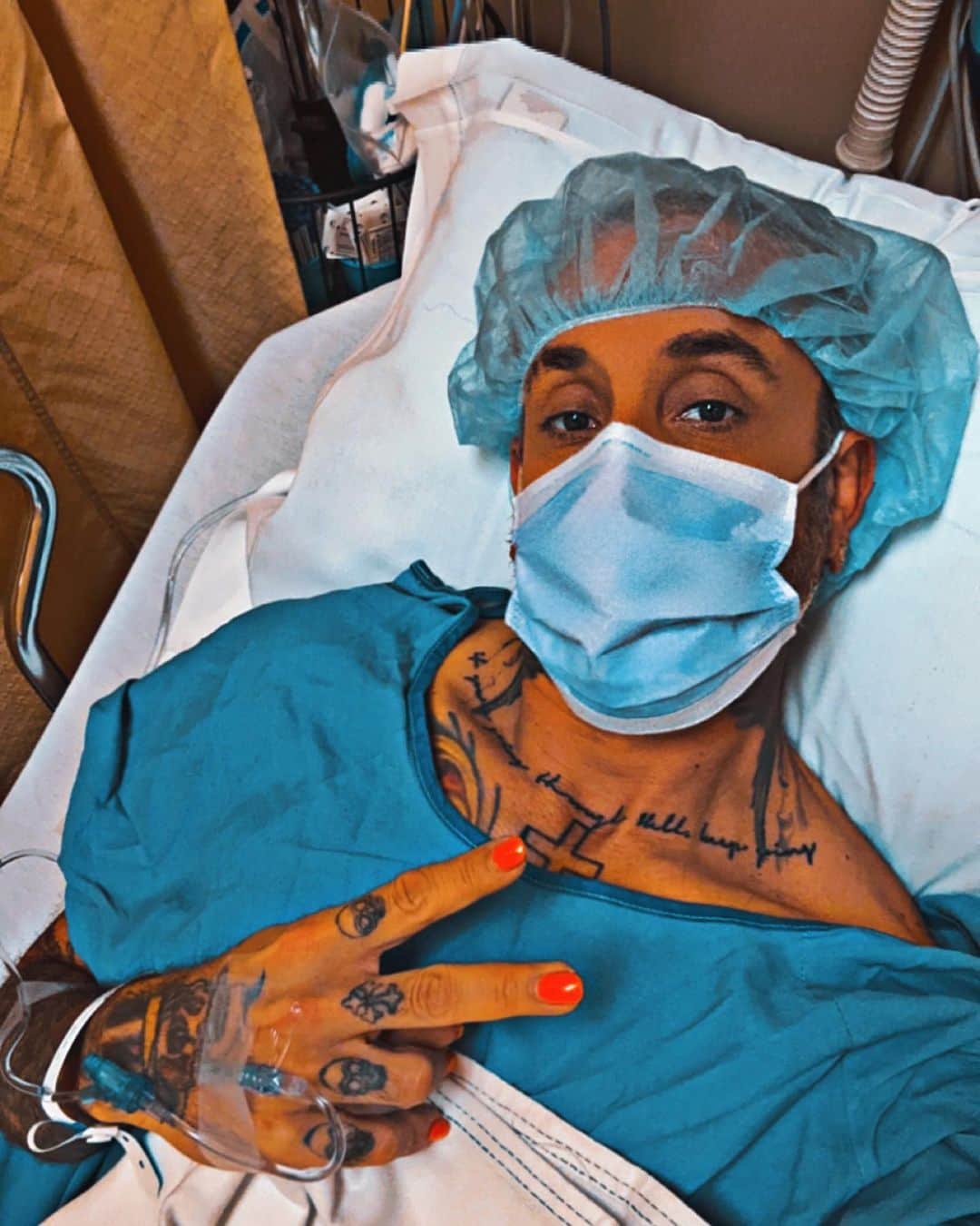 A.J.さんのインスタグラム写真 - (A.J.Instagram)「Well it’s surgery time. Bye bye hermia!  Wish me luck. 😳」4月3日 22時48分 - aj_mclean