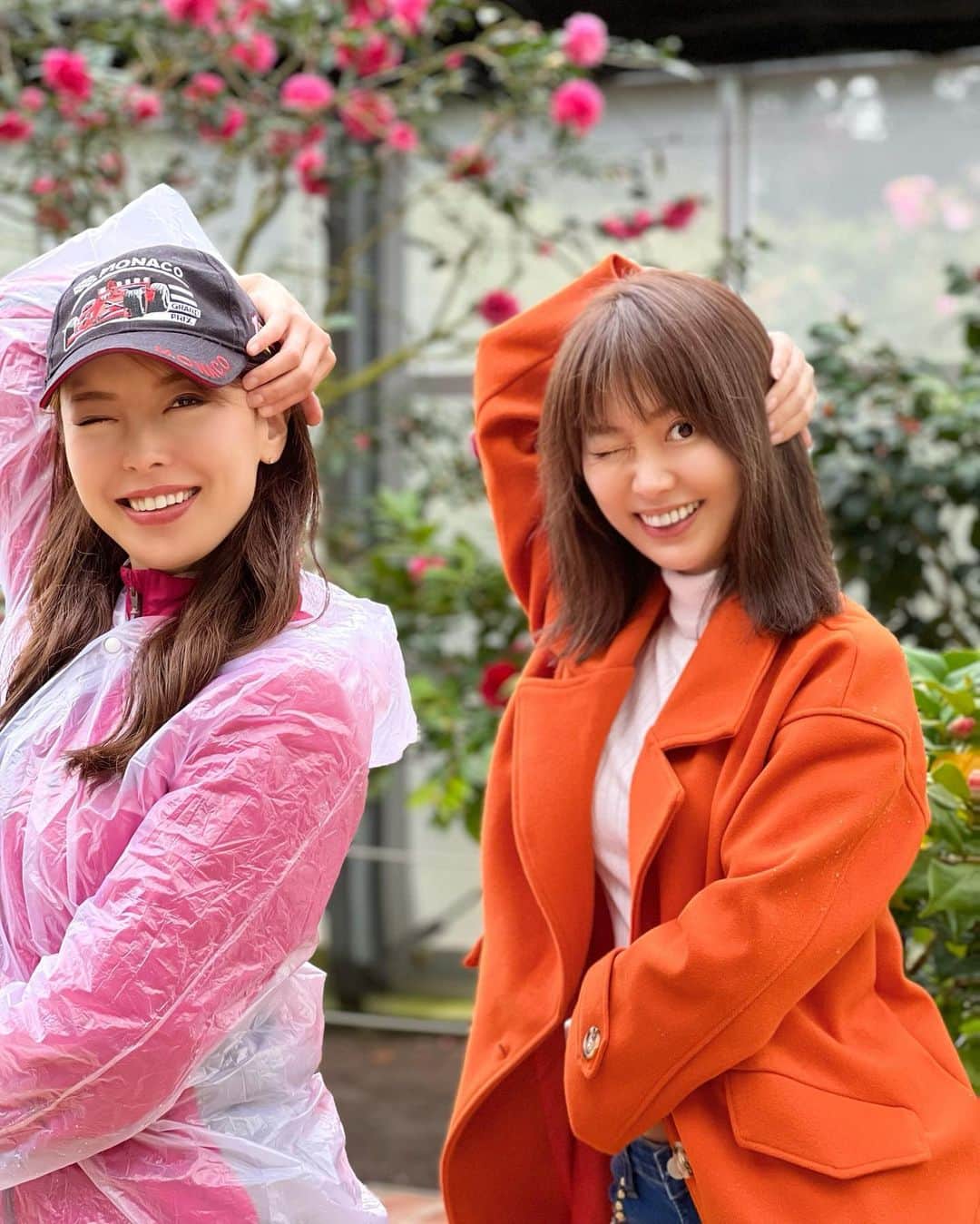 のインスタグラム：「外が☔️土砂降りなので 温室の中で花組ポーズ🌸 先月後半は本当に雨が多かったですね👀！」