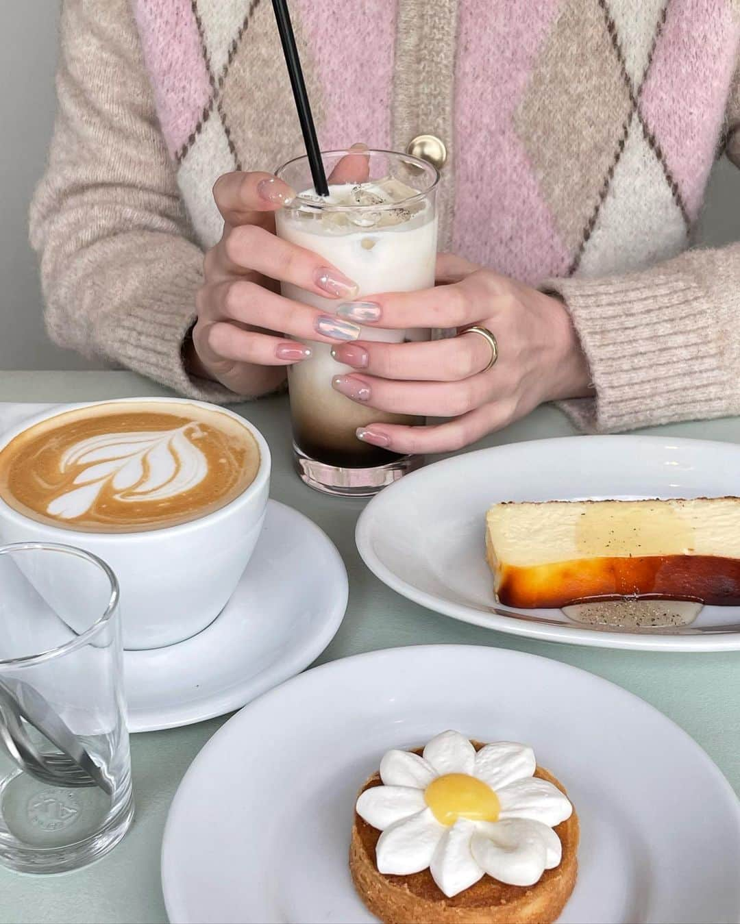 みそさんのインスタグラム写真 - (みそInstagram)「地元の友達が東京に遊びに来てくれて 爆イケカフェ連れて行ってくれた🌙 （私より東京知っとるw） ケーキかわいかったな🌼  最近また爪も新しくしてまつげパーマもしてもらってテンションあがっとる♪ @shirasup いつもありがとうございます♡ やっぱ春すきやわぁぁ #カフェ」4月3日 23時03分 - j__ms_99