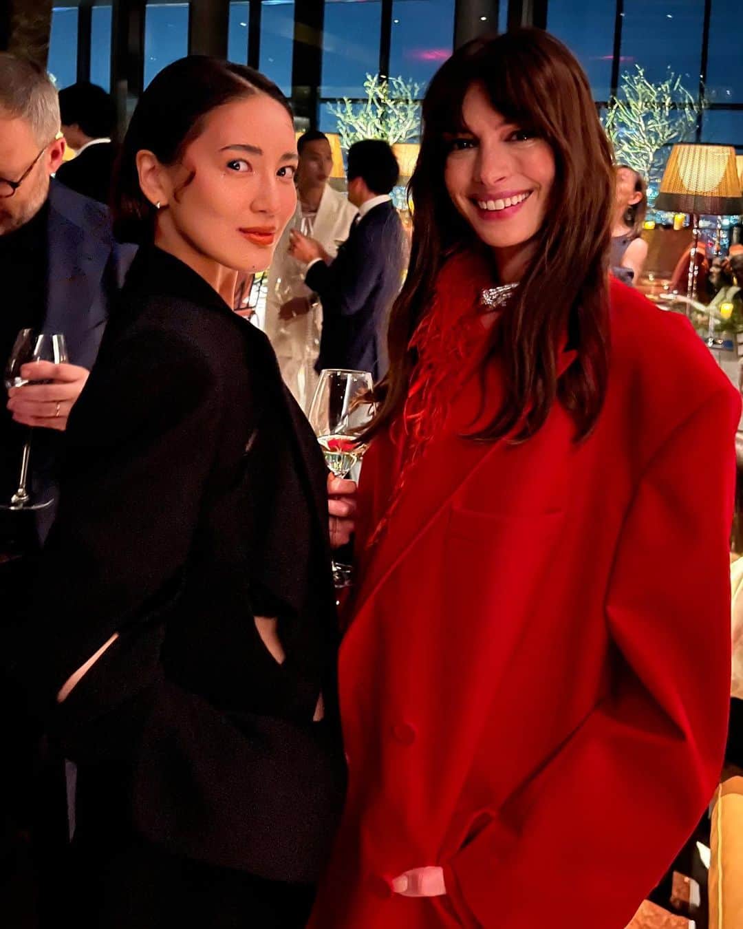 のインスタグラム：「It was a very wonderful moment ✨👏 Very special day❤️❤️❤️😍 Thank you @annehathaway 🔥🌸」
