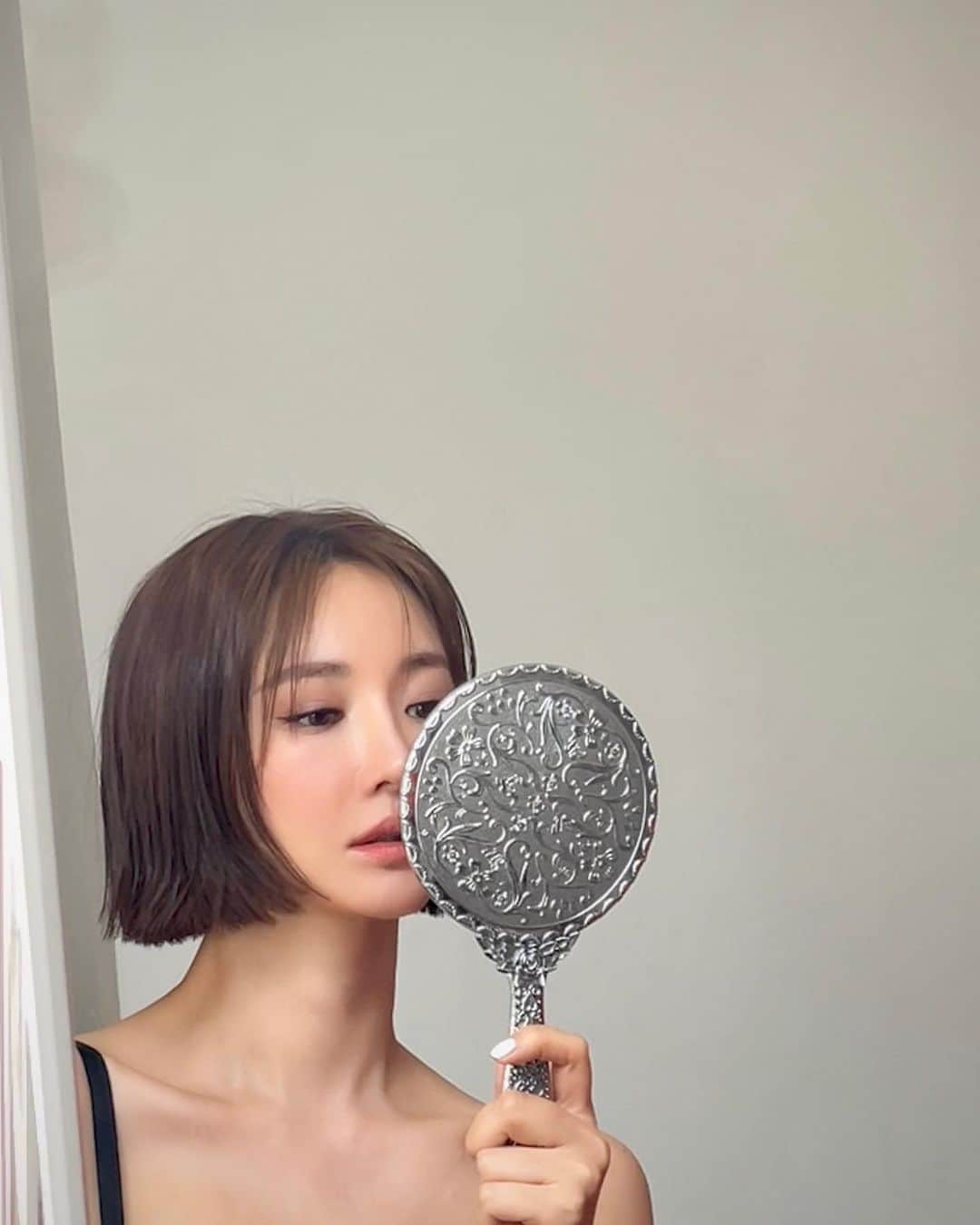 のインスタグラム：「checking my makeup 🧚🏻‍♀️🦋🧚🏻‍♀️」