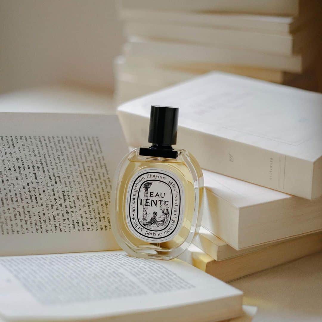 のインスタグラム：「Legends and ancient tales… …unfurl in the pages of books, and in the eau de toilette Eau Lente. In the scent of spices and balmy resins burnt in the time of Alexander the Great. At the heart of the fragrance, and across time.  #diptyque #diptyqueparis #reading」