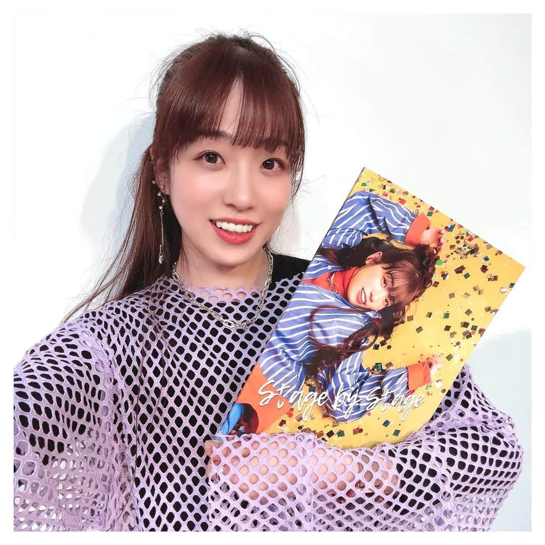のインスタグラム：「発売中の富田麻帆アニバーサリーフォトブック GETです！  とても素敵な仕上がりになっておりまして 皆様、GETして頂けると非常に嬉しいです！  オンラインサイン会も企画中なので、そちらも海外の皆様や、お渡し会に行けないという皆様楽しみに待っていてください！」