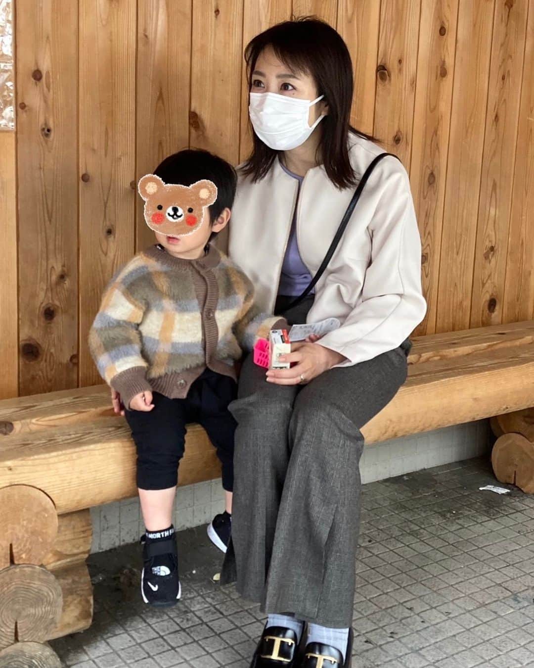 川田裕美のインスタグラム：「なんか真剣な表情ですが、ただバスを待っているだけです🚌 息子が乗り物好きなので、いろいろ見たり乗ったりしています♪♪ 私も勉強になることばかり✨✈️🚋🚍🚅🚑🚒」