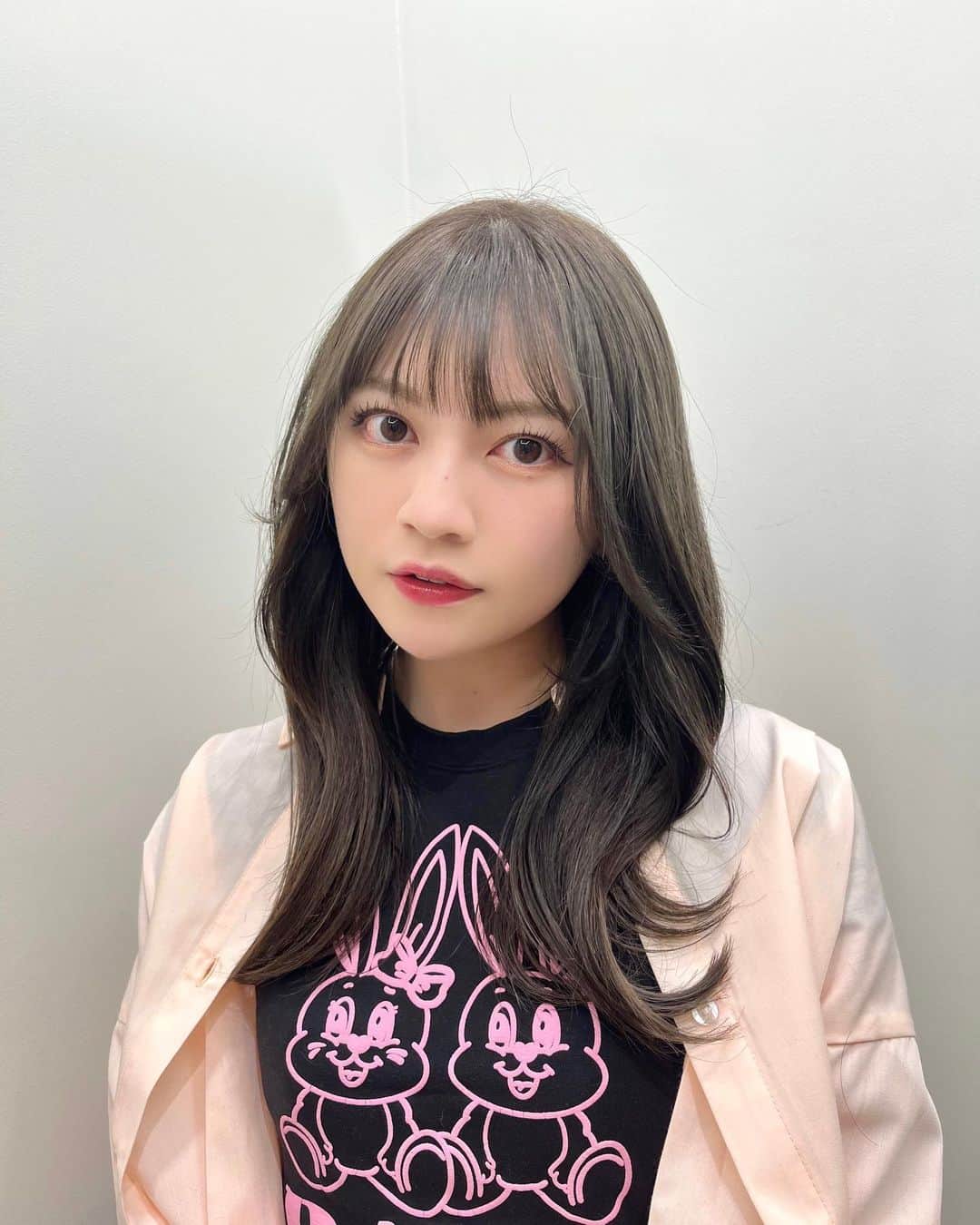 廣川奈々聖のインスタグラム：「美容院行ったよ〜🐇⚗️️🩵 ⁡ ⁡  ⁡ピンクのシャツを着ててもちゃんとグリーンなのが分かるくらい綺麗な #アッシュオリーブ です∪•̥ •̥∪ ❤︎🌸桜カラーだ ⁡ ⁡ 天才かわいいお色、有難うございます🫧☁️ @akane_smd  ⁡  ⁡ ⁡ ⁡ ⁡ #アッシュカラー #春カラー #オリーブベージュ #透明感カラー #olivegreen #newcolor #noirnine #noirninelondon #redyazel」