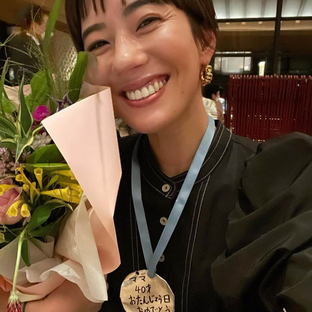 正中雅子さんのインスタグラム写真 - (正中雅子Instagram)「嬉しいキロク🎂🍷🏅  丸1ヶ月経ってしまったけど思い出に☺️🤍  birthday tripで　@roku.kyoto へ家族で伺った時に ３人が沢山サプライズしてくれました🥹🫶←主に娘👧🏻  ケーキやお花も嬉しいけど 手作りのメダル🏅やアルバム、 お部屋に帰ってから娘が動画編集したムービー📽まで😭🙏  ムービーとか編集できるの！？ってビックリしたし私よりクオリティもすごいし 嫁に行くの！？ってくらいのムービーで感動通り越して感心しました😂笑  最近は子供達の成長もひしひし感じで 一緒にこうしていられる子供との時間も限りがあるんだなって感じる日々☺️🫶  毎日腹立つこともあるけど大切に過ごしていきたいって心から思う🥰  子供達からもらう愛情がたっぷり過ぎて 私も子供達にこんな風に愛情注げてるかな？って思う🥺🫶  いつもいつもありがとう😊♡  嬉しかったよ♡♡♡  こんな完璧からは程遠いママだけどこれからも宜しくね☺️  #birthday #お誕生日 #masacotravel #最近は娘の方がしっかりしだしている #反面教師」4月3日 23時08分 - masacoshonaka