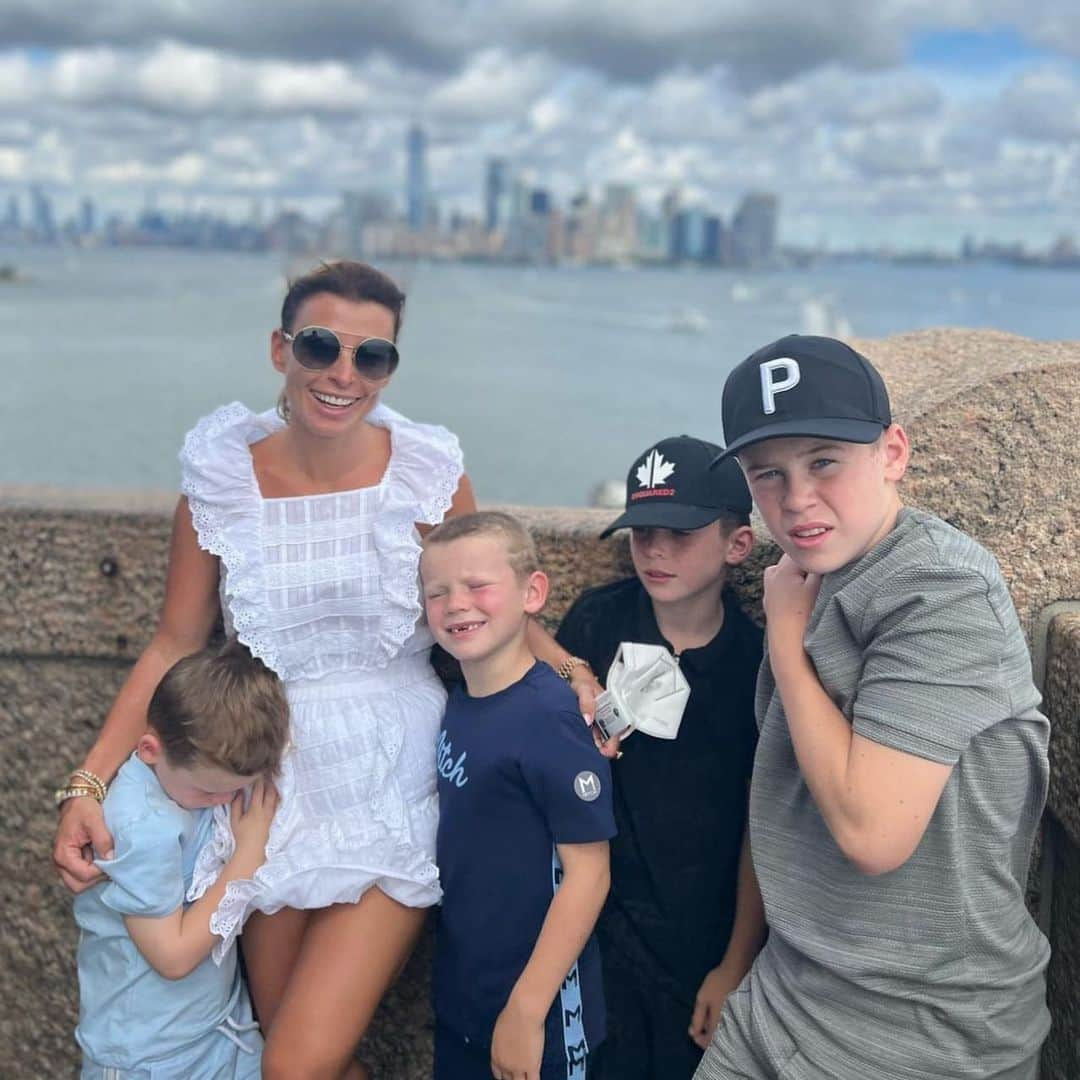 ウェイン・ルーニーのインスタグラム：「Happy Birthday to my wife @coleen_rooney and the best mum to our kids. ❤️」