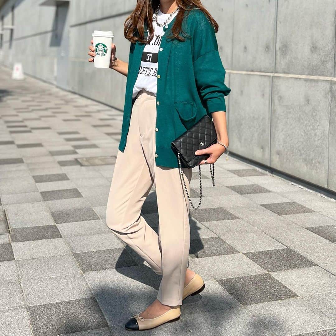 mario_dozonoのインスタグラム：「🦖🦖🦖 ご近所コーデ✔️ * @ezakkamania_stores で見つけたリネン混カーディガンが、Tシャツの上にさらっと羽織るのにちょうどいい💕 * 左側だけに配置されたポケットもさり気なくポイントになってる🥰 * しかしまだ4月なのに夏日なんて💦 春コートほとんど着ないまま終わっちゃった🤣 * * cardigan… @ezakkamania_stores (4/10 13:59まで会員価格で1000円OFF) T-shirt… #angievintage  pants… #gu bag & shoes… #chanel  * * * #ezakkamaniastores #sponsored #イーザッカマニアストアーズ #イーザッカマニア #zootie #リネンカーデ #ezakkamania_2023ss #ezakkamania_snap #カーディガンコーデ #ご近所コーデ #ワンマイルコーデ #ジーユーコーデ #guコーデ #大人シンプルコーデ #アラフォーママコーデ」