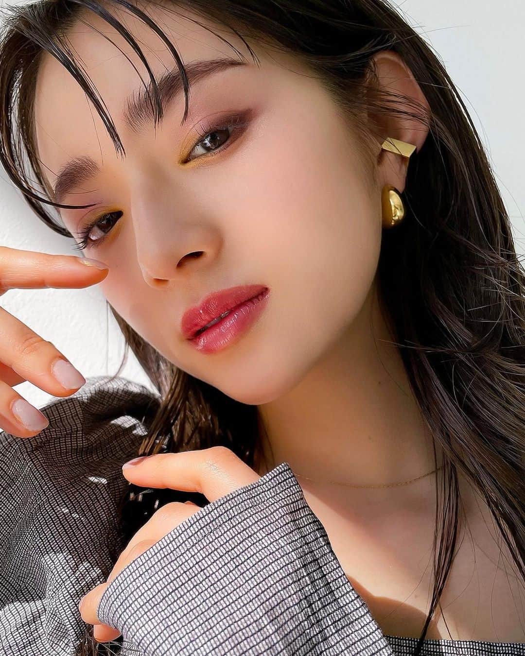 谷口翠彩のインスタグラム：「𝚗𝚎𝚠 𝚜𝚎𝚊𝚜𝚘𝚗 𝚒𝚜 𝚌𝚘𝚖𝚒𝚗𝚐 .⋰✾   🫧🌼 𝐒𝐔𝐍𝐅𝐋𝐎𝐖𝐄𝐑 🌼🫧  光瞬く 春の訪れ。  Spring 🌸 purple🌙 yellow  ⚫︎eye： @suqqucircle  シグニチャー カラー アイズ  123 照日葵 -SHOUJITSUKI  ⚫︎eyeliner： @suqqu_official  ニュアンスアイライナー 106ダスティピンク  ⚫︎eyebrow mascara： @sopo_cosmetics   ⚫︎eyeline： @rmkofficial アディファイニングペンシル02  ⚫︎cheek： @rmkofficial ピュアコンプレクションブラッシュ 01 Blissful Burgundy   ⚫︎mascara： @wonjungyo_official_jp  シアーグレー  ⚫︎lip： @bidol_official つやぷるリップR07  . . .  #みどめいく#みどへあめいく#ピンクメイク #カラーライナー#新作コスメ#新作コスメ2023#春コスメ2023#SUQQU#suqquアイシャドウ#スック#rmk」