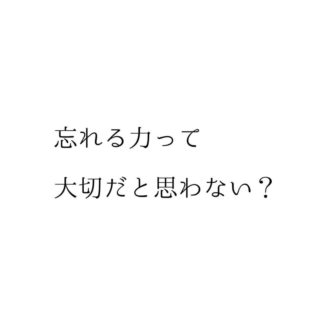 堀ママさんのインスタグラム写真 - (堀ママInstagram)「なんとなく そんなことが言ってみたかった 真夜中ね  誰かに盗られるくらいなら あなた… とか言っちゃう昭和が好き  でも 忘れていくからこそ 人生っていいんだと思うわ あんなことやこんなこと 覚えてなくて 忘れてしまった方がいいことも たくさんあったりするもの  黒歴史ばっかり鮮明に覚えてたら 恥ずかしすぎるじゃない 忘れるくらいで ちょうどいいのよね うふふ  #忘れる #忘却 #忘却の彼方 #失恋 #別れ話 #昔話 #ききわけのない女です #昭和   #大丈夫」4月3日 23時20分 - hori_mama_