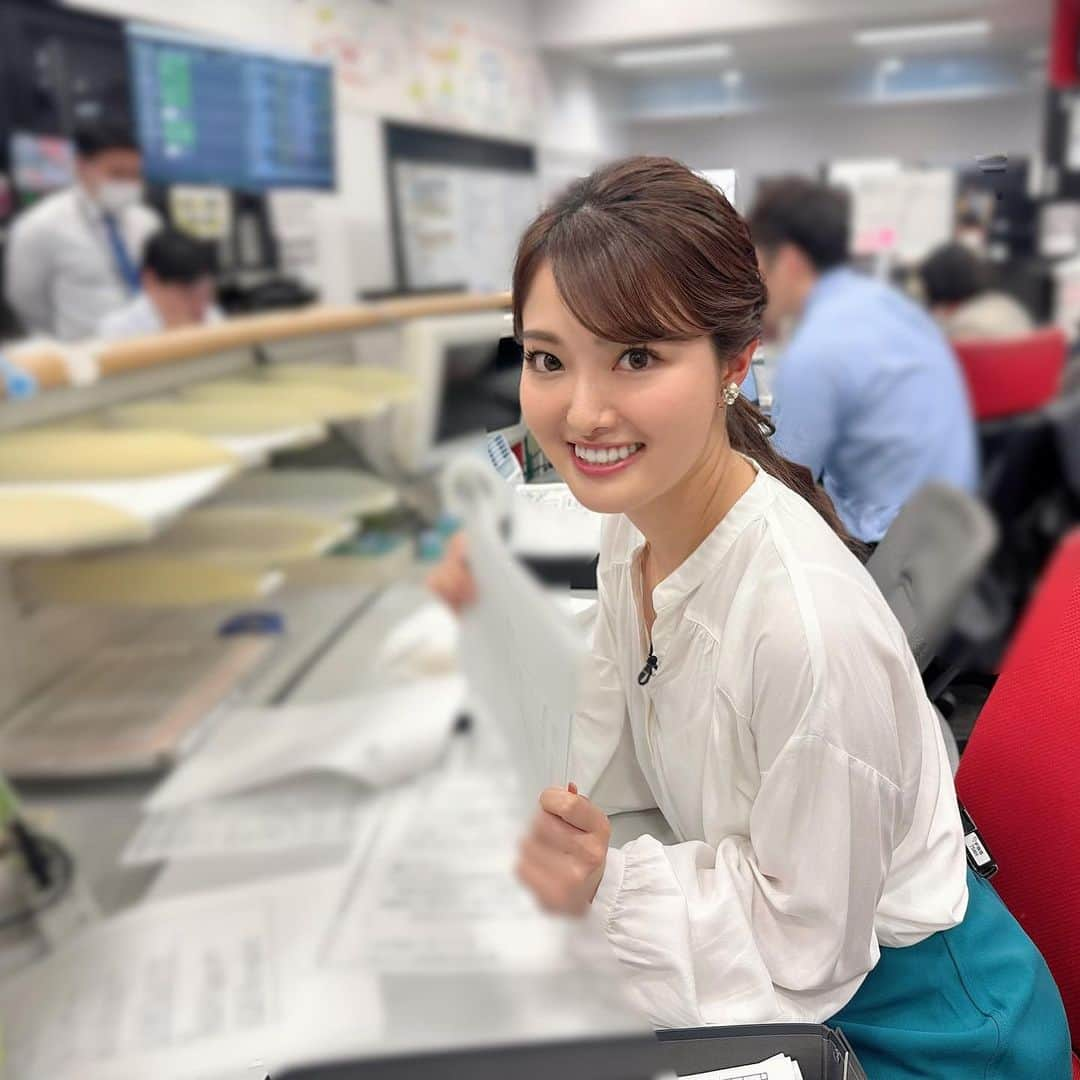 遠野愛さんのインスタグラム写真 - (遠野愛Instagram)「2023.04.03ドキドキの初回放送 番組最後のニュースコーナーだけは影ナレーションで読んでるんですがカフをあげる手が震えていたといわれました🫢 カメラに撮られないし平気だと思ったのに なんでも最初は緊張するんですね😂  新コーナー夕刊めんタイムリーでは岡垣町に取材へ！ 老舗旅館が既存の良さを保ちつつも グランピングやサウナを取り入れ時代に合わせて変わっていく必要があると言っていたのが印象的でした。 アウトドアを楽しみながら夜は旅館でゆったりできる 『リョカンピング』いつか友達と行ってみたい♡   #岡垣町 #八幡屋 #旅館 #グランピング #サウナ 社内って写ったらよろしくないものが多そうだし心配性なので全部モザイクかけてみた😌」4月3日 23時12分 - ai.tono_fbs