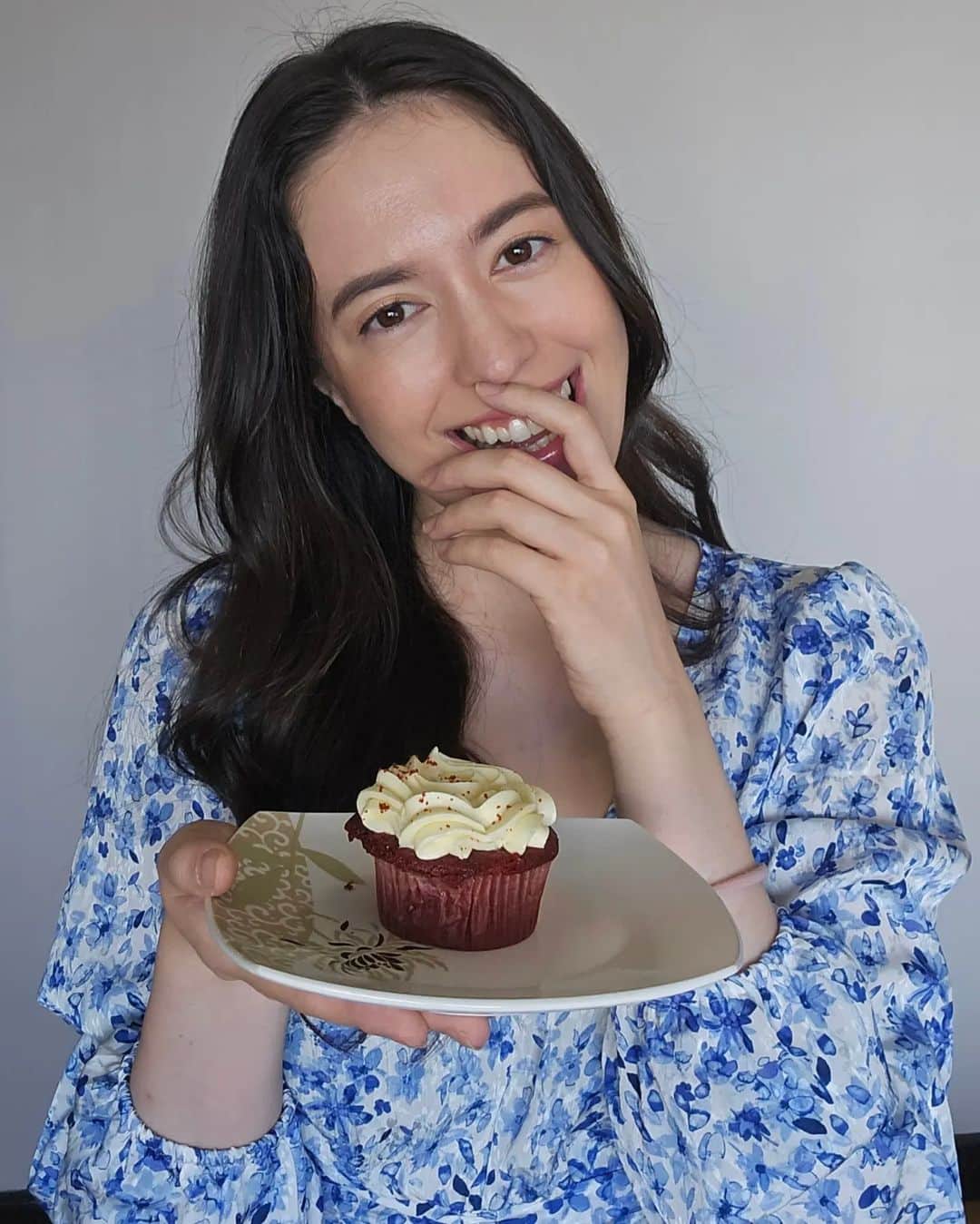 安藤ミレイさんのインスタグラム写真 - (安藤ミレイInstagram)「Wanna have some cupcakes??💙🤍  📍 @momandtinas   #cupcakes #カップケーキ #momandtinas #cafehopping #cafeph #redvelvetcupcakes」4月3日 23時15分 - mirei_ando