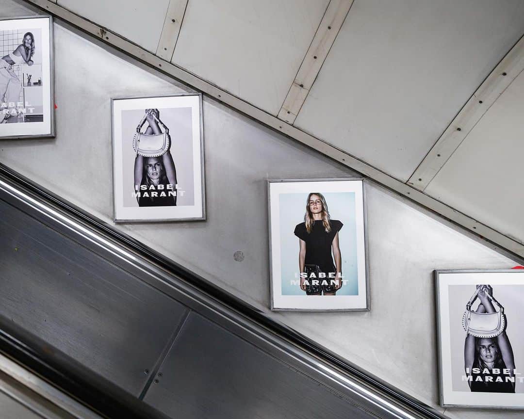 イザベルマランさんのインスタグラム写真 - (イザベルマランInstagram)「Isabel Marant goes around the cities. Find the #IsabelMarantSS23 campaign in the streets of Milano and London.  #IsabelMarant」4月3日 23時17分 - isabelmarant
