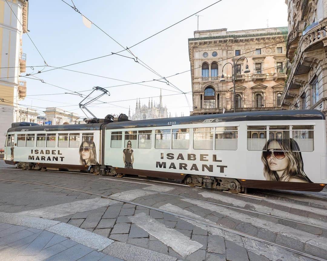 イザベルマランさんのインスタグラム写真 - (イザベルマランInstagram)「Isabel Marant goes around the cities. Find the #IsabelMarantSS23 campaign in the streets of Milano and London.  #IsabelMarant」4月3日 23時17分 - isabelmarant