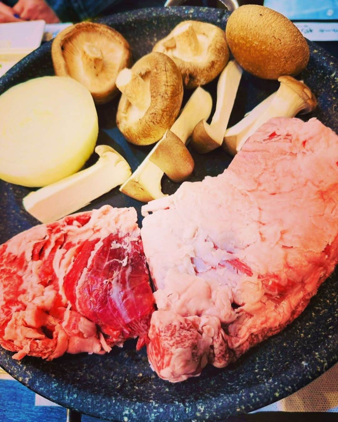 美川憲二さんのインスタグラム写真 - (美川憲二Instagram)「石焼きステーキよ〜😍😋🍴🥩🥩🥩✨✨✨✨✨✨✨✨  川崎は　超穴場、地域密着型の　お店  前沢牛石焼きステーキ　「きよすみ」さんにお邪魔して🚗💨  仲良し、歌真呂兄さんを　元気づける会❤️を　私とまりもっこりで〜🥰💕💕  ここしか見たことない‼️ 石焼きで  豪快に　焼く　前沢牛のハラミステーキと　椎茸、玉ねぎ、牛テールのスープまで😍💓💓💓  最高に、旨、旨だったわよ〜😀😄🥩🥩🥩👍👍👍  歌さんも　美味しい⤴️美味しい⤴️って  喜んでくれまちた🥰💕💕💕💕💕💕💕  あぁ〜ん❤️  良かったぁ😄⤴️  良かったぁ😊⤴️⤴️ #くいものやきよすみ  #前沢牛石焼きステーキきよすみ #川崎グルメ #超穴場のお店 #ハラミステーキ #かなり美味しい #ステーキディナー #美川憲一 #美川憲二 #歌真呂 #まりもちゃん #ものまね」4月3日 23時18分 - mikawakenji