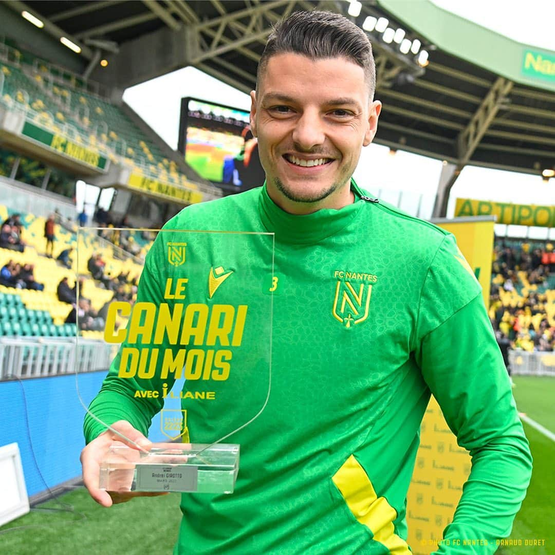 アンドレイ・ジロットのインスタグラム：「Trophée reçu 📨 🇧🇷  Andrei, canari du mois de mars by Iliane s'est vu remettre sa distinction.  #OnEstNantes」