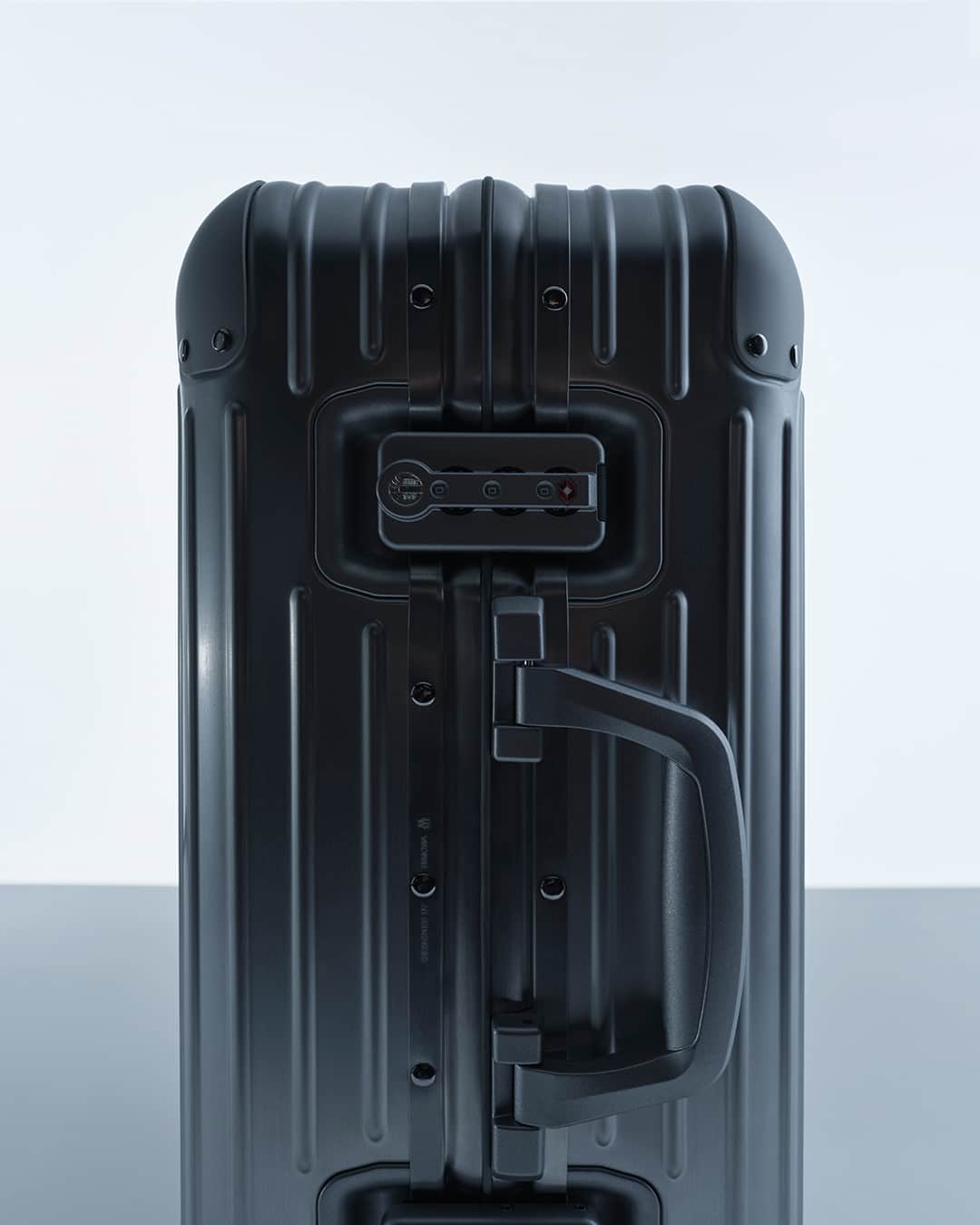 リモワさんのインスタグラム写真 - (リモワInstagram)「The expertly crafted details of the RIMOWA Original suitcase.  #RIMOWA #RIMOWAoriginal」4月3日 23時19分 - rimowa