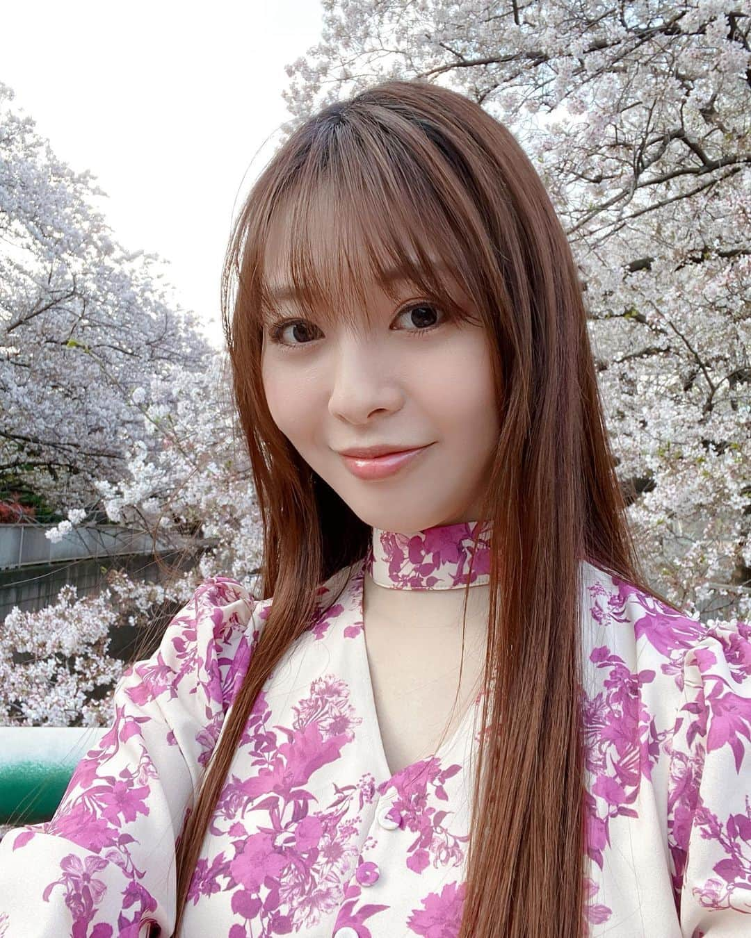 折井あゆみのインスタグラム：「新年度のお仕事スタート🌸 収録に行ってきました🎙  主役の方の気配りが素晴らしく、ディレクターさんがとても丁寧に収録してくださり、素敵な現場で新年度のスタートが切れて嬉しい気持ち…☺️  そして身近な方の幸せ報告があったり、新しいスタッフさんが入社されたと聞いて更に心強い気持ちになったり、なんだか今日はずっと胸がぽかぽかしています💓  良いね、春だね！  心躍らせながら、毎日を過ごして行こう♪  #春の陽気 #幸せ #声優 #折井あゆみ」