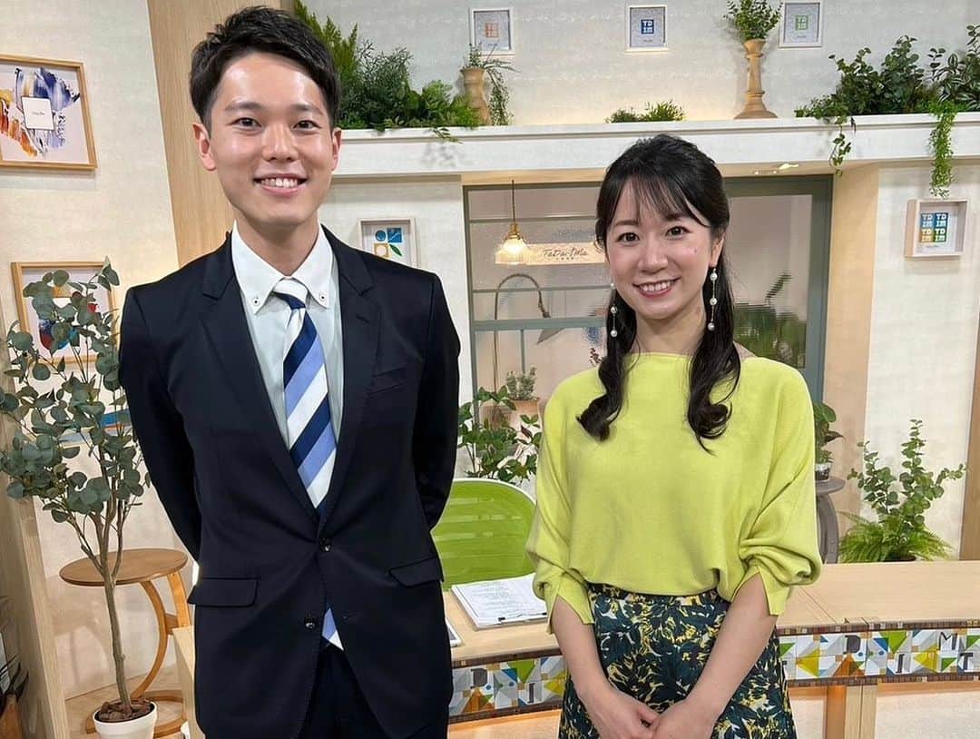 のインスタグラム：「・ ・ 新年度になり8年生になりました🌸 入社1年目を小学1年生と考えたら中学2年生。 まだまだフレッシュです🍋  さて、リニューアルした  #ただいまテレビ が今日からスタート！ 私は火曜〜木曜のニュースを担当します🎤 今年度もよろしくお願いします！  みんなワイワイ喋っていて楽しそうだなあ〜 と思いながら今日はテレビを見ていました。笑  #アナウンサー#同期 #新セット#緑多くて#超タイプ #緑#グリーン#🟢」
