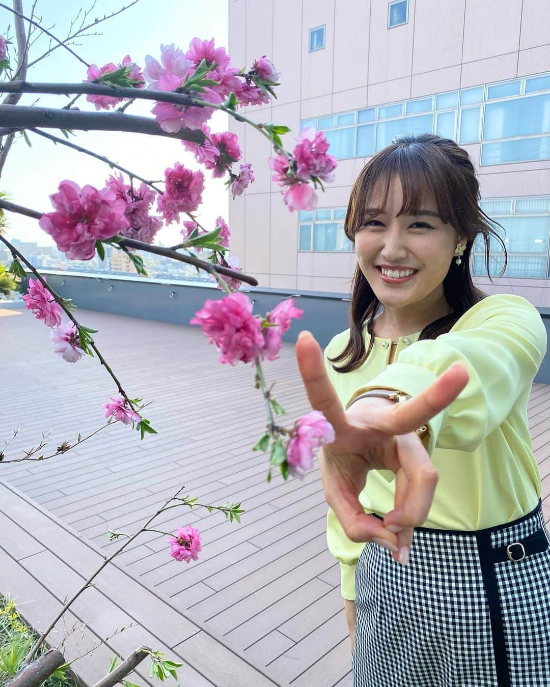 テレビ新広島のインスタグラム：「新年度スタート🌸  入社式や入学式… きょうから新生活が スタートした人も多いのでは😊  梶谷羽奈アナは ことしで社会人2年目✨  『ひろしま満点ママ！！』で 新コーナーを担当することになり  「いろんなところへ行ってみなさんと お会いできるのが楽しみです😉 “食”を楽しむ情報を お届けできるようがんばります！」  と意気込んでいました✊💓  1枚目→きょう 2枚目→1年前 の梶谷アナです🌷  #梶谷羽奈 #かじたにはな #梶谷羽奈アナ #梶谷アナ #テレビ新広島 #tss #アナウンサー #女子アナ #ひろしま満点ママ #満点ママ」