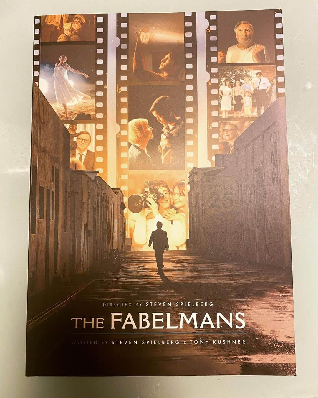 角田陽一郎さんのインスタグラム写真 - (角田陽一郎Instagram)「映画『フェイブルマンズ』やっと観た。映画の魅力【光】と残酷さ【影】が描かれた作品。映像にする/しないで伝わってしまう真実がある。 例えば、50年代の学園生活でのユダヤ人差別が描かれ、しかしそもそもこの映画にはアフリカンアメリカンは登場もしないとか。 スピルバーグの続編が観たいな。僕は好きな作品。  #角田陽一郎 #スピルバーグ #fabelmans #フェイブルマンズ」4月3日 23時25分 - kakuichi44