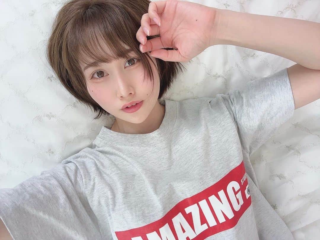 のインスタグラム：「👜  名古屋から帰還しました〜！  5月で一旦お休みになるかと思うので その前に名古屋行けてよかった…！  応援してくれてる方々にも会えたし、 かぞくとも楽しい時間を過ごせたし、 伯母のお誕生日会もできたし、 充実の帰省でした🫶🏻💕  明日はすこし身体を休めて。 東京の残りの撮影会も楽しく頑張ります☺️  ちなみに帰ってきて、 歯医者さんとサイゼ行ったんだけど 冬メニューが続々と終わってたので 恐らく最後のクラムチャウダーを飲みました🥬 スープもパスタも美味しかったあ…！✨  明日はファンティアやその他諸々事務作業するよ♡✍🏻  ． ．  #tシャツ  #バスローブ  #大人女子  #ショートヘア  #ゴロゴロ  #美脚  #裸足  #足裏  #サイゼリヤ  #shorthair  #bathtime  #soup  #feet」