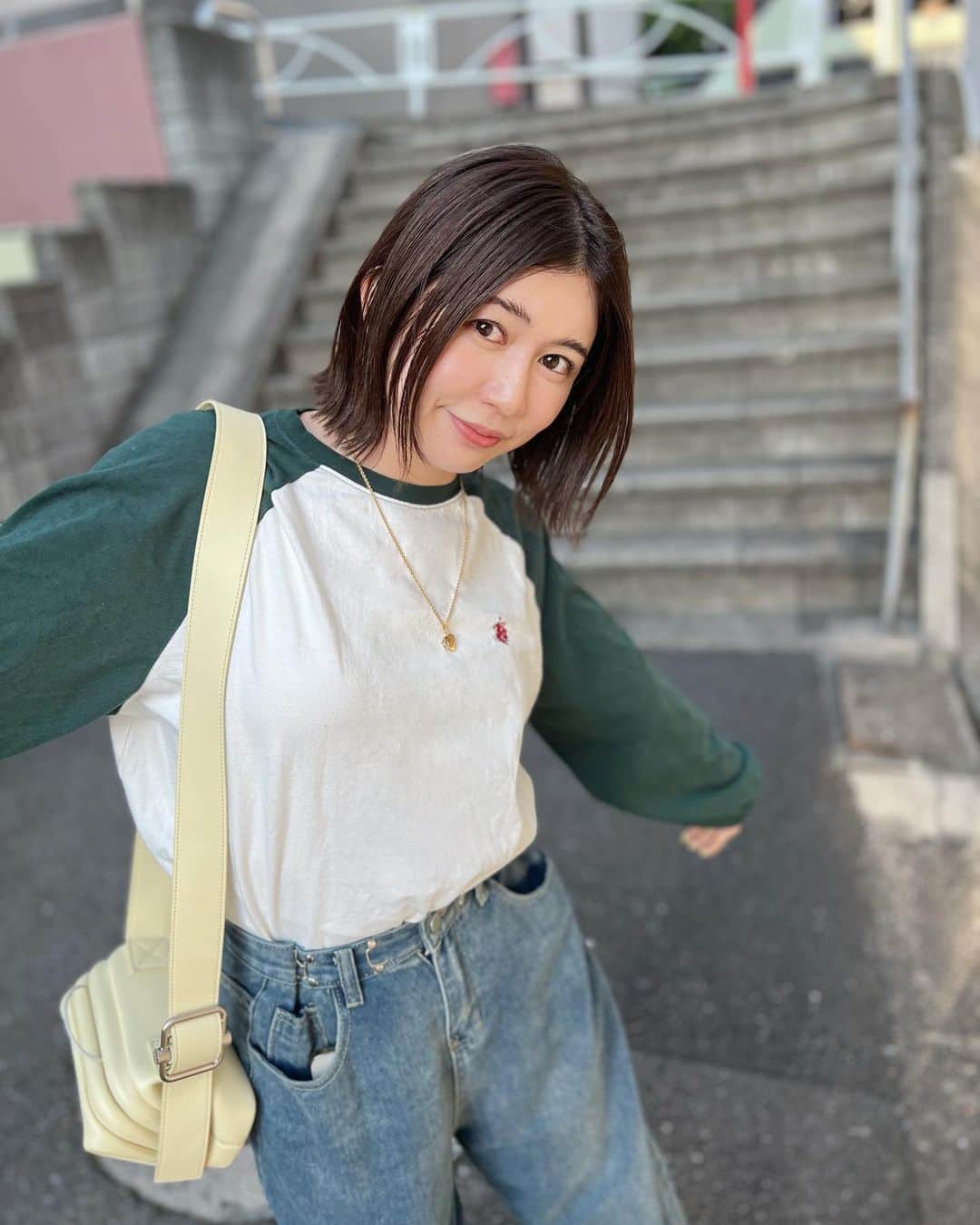 坪井安奈のインスタグラム：「そういや髪切った！  切りっぱなしボブ。 カラーは気分でちょい暗めに☺︎  ちなみに2枚目は普段こーちゃん @kotaro_saito にしか見せない顔なり笑  thank you @koooooichi1126   #切りっぱなしボブ  #切りっぱなしボブ外ハネ」