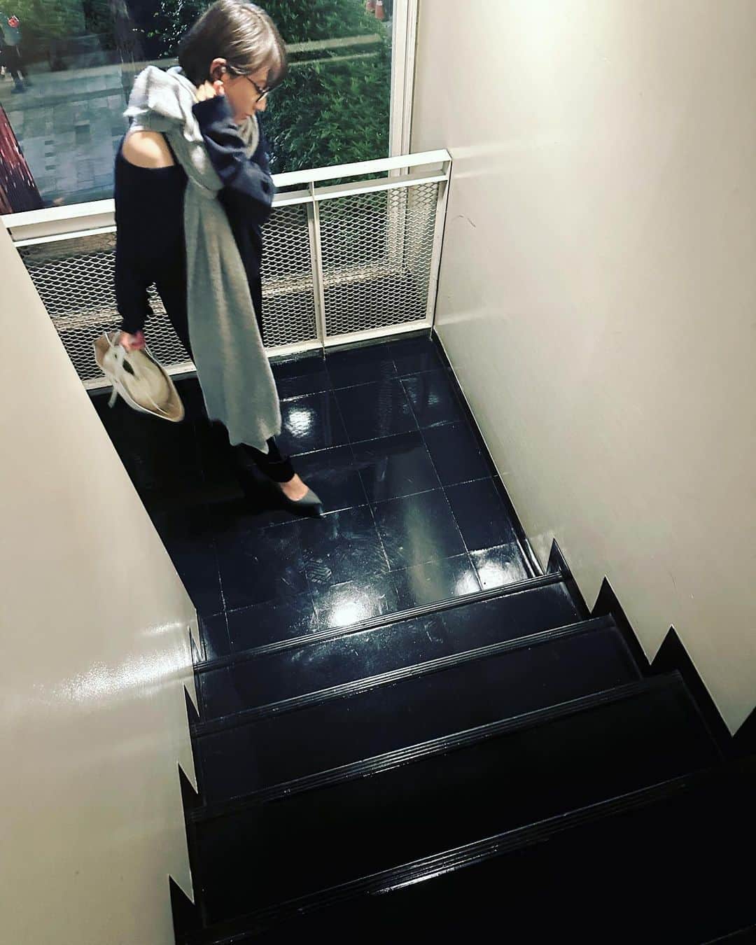 風間ゆみえのインスタグラム：「艶のあるこのネイビーのタイルの階段が好きで、ここでの打ち合わせに来るときはいつも階段であがる。  私の今日の色も階段とシンクロしたネイビー。笑  グレーのカシミアのストールと、マノロのグレーのヒール、春気分はバッグにのせたホワイト。  今日も、髪が艶々ですね！って褒められた♡  近頃よく言われる。ずいぶん良くなった！昨年頑張ってケアしたからね〜‼︎ そして、今、 @twiggy.miho のリッチタイプのトリートメントとパールジェルで仕上げてます^_^ 写真4枚目  未央ちゃん〜、いい写真ありがとう😉  #yumie_k_style」
