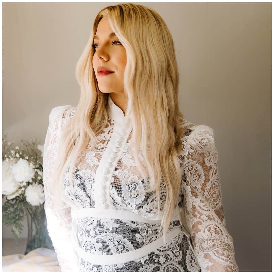 キンバリー・ペリーのインスタグラム：「Well - I’m home! 🤍🤍 ⠀⠀⠀⠀⠀⠀⠀⠀⠀ These last couple of years have been a wild and wonderful season of change for me. I met @juannycostello in Dallas and married him at midnight in Vegas 8 months later, I fulfilled my dream since I was 8 years old of moving to Nashville, I cut some apron strings and started writing songs with the town’s (and the world’s) greatest writers as a solo artist for the first time in my life. I’ve reconnected with myself and my creative center - it’s all been so beautiful.  ⠀⠀⠀⠀⠀⠀⠀⠀⠀ Today I want to share the good news with you that I, at long last, have found my label home with RECORDS Nashville! A good home nurtures you, comforts you, and helps you grow by challenging your ideas while still supporting your dreams. That’s what @recordsco is for me and my solo voice. I feel so seen - finally. 🙏  ⠀⠀⠀⠀⠀⠀⠀⠀⠀ I love you all! Can’t wait for you to hear what I’ve been feeling, and learning, and experiencing. Maybe we can all sing about it together soon? ⠀⠀⠀⠀⠀⠀⠀⠀⠀ Thank you for leaving the light on for me.  ⠀⠀⠀⠀⠀⠀⠀⠀⠀ Forever, Kimberly.   Creative Management by @songsxdaughters Photographed by @claire_schaper  Styled by @stricola Hair by @giovannidelgado Makeup by @shelbieie」